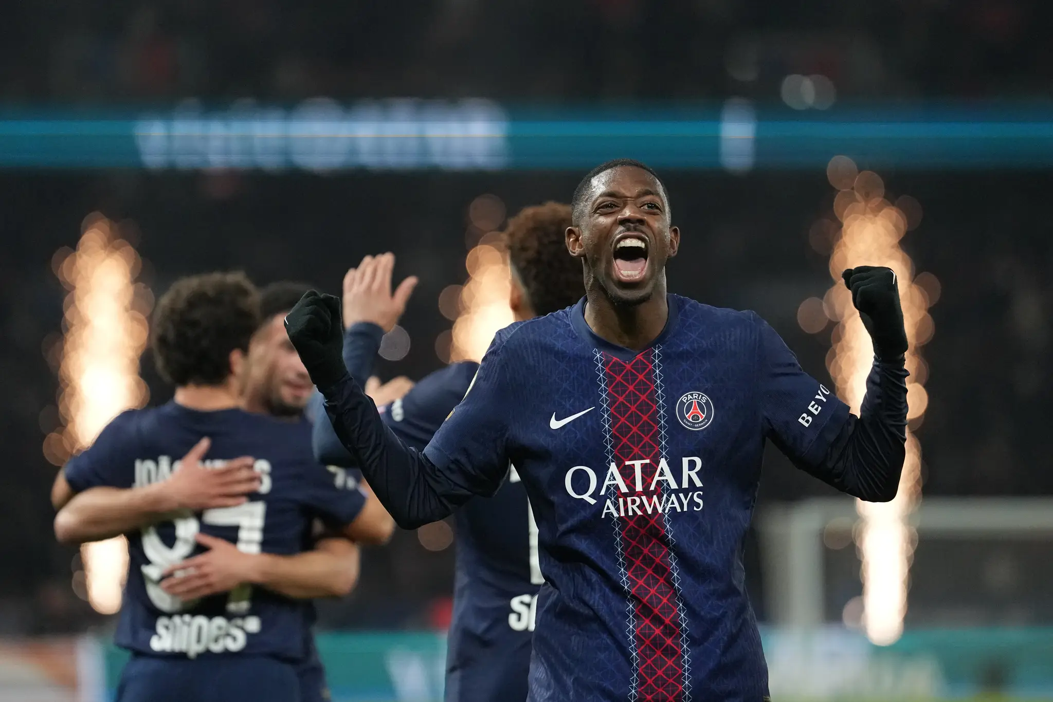 Na snímke futbalista Paríža St. Germain Ousmane Dembele sa teší z gólu.
