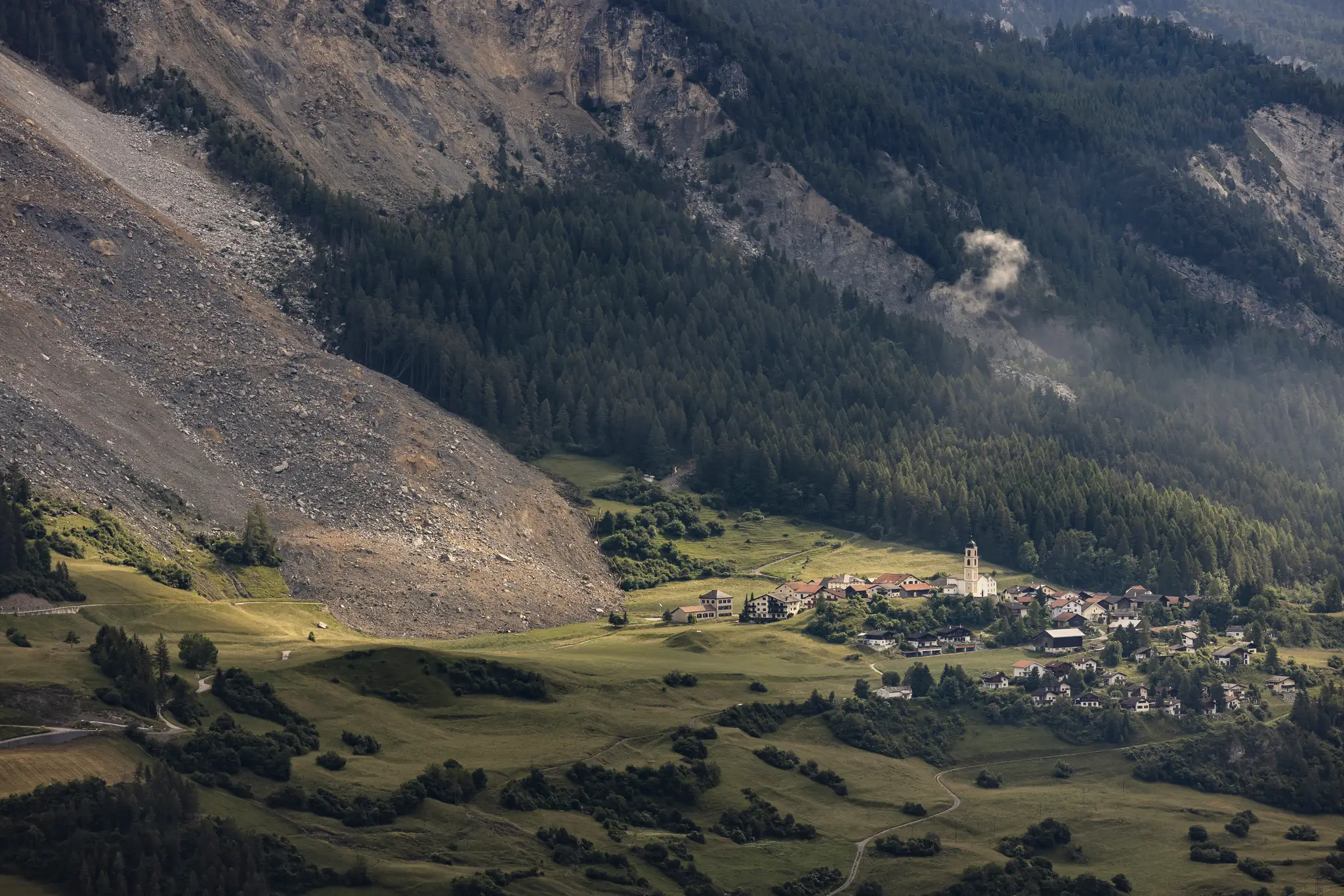 Zosunutá masa skál sa zastavila tesne pred evakuovanou obcou Brienz/Brinzauls.