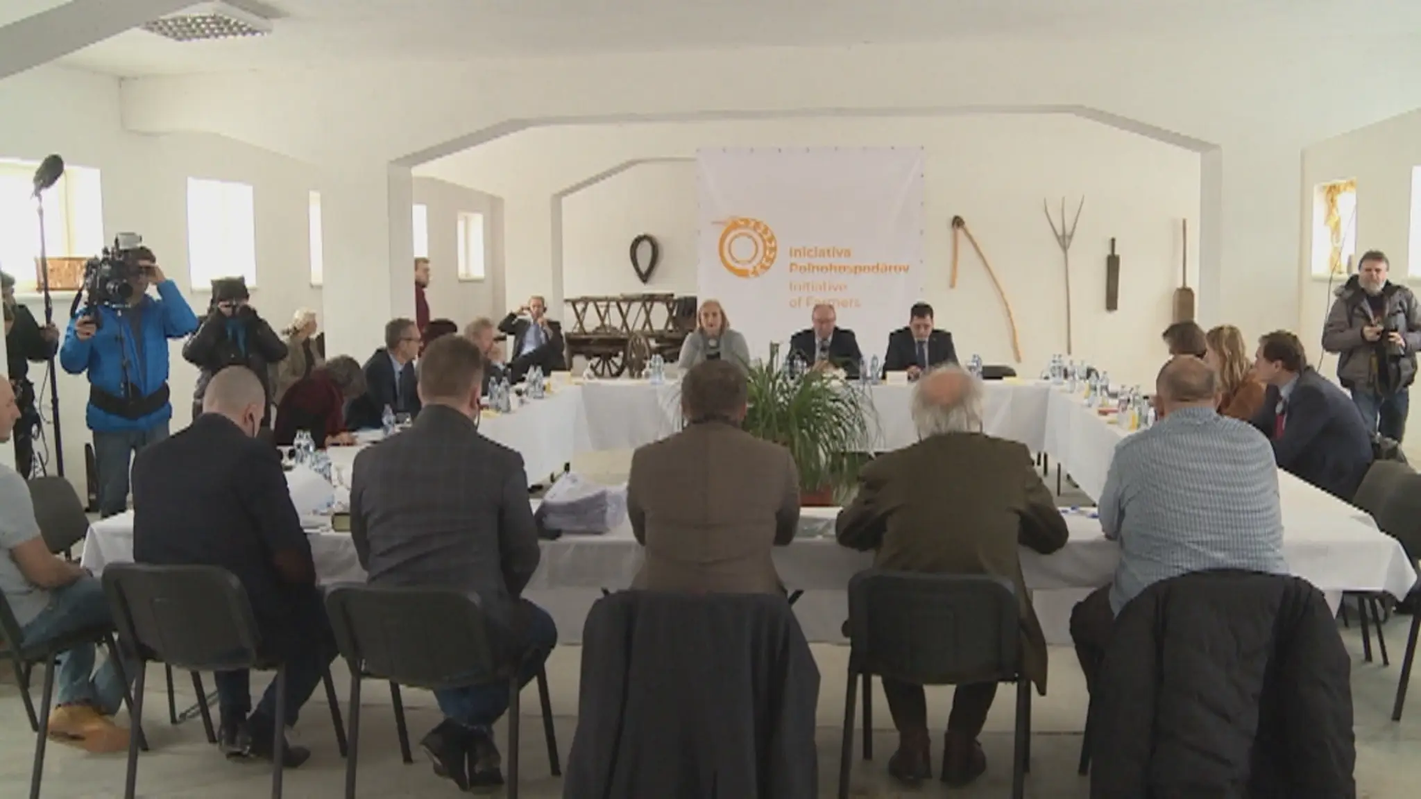 Europoslanci, ktorí prišli na kontrolnú návštevu, sa stretli s nespokojnými farmármi.
