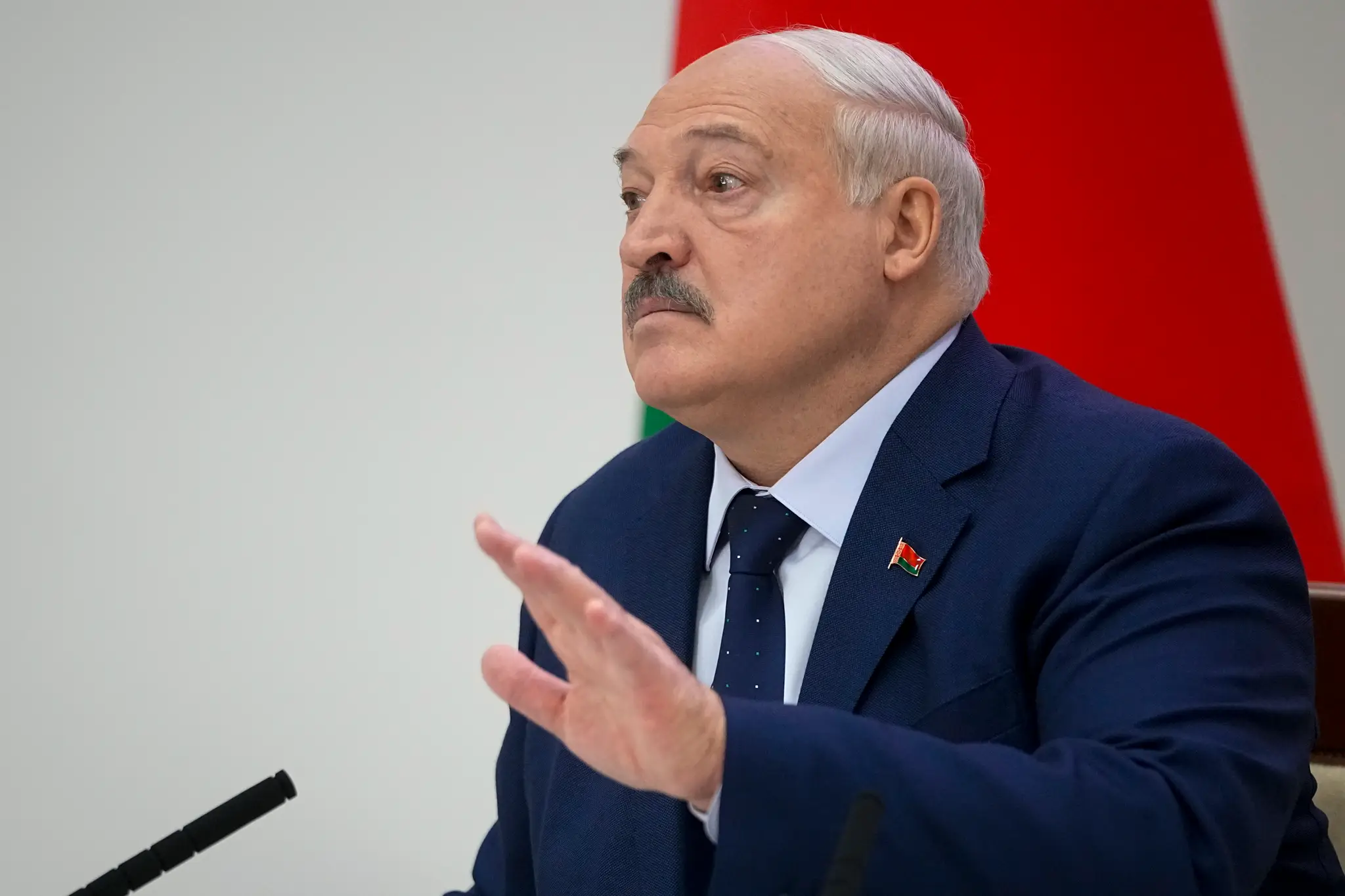 Na snímke bieloruský prezident Alexandr Lukašenko poskytuje rozhovor novinárom po hlasovaní v prezidentských voľbách v krajine.