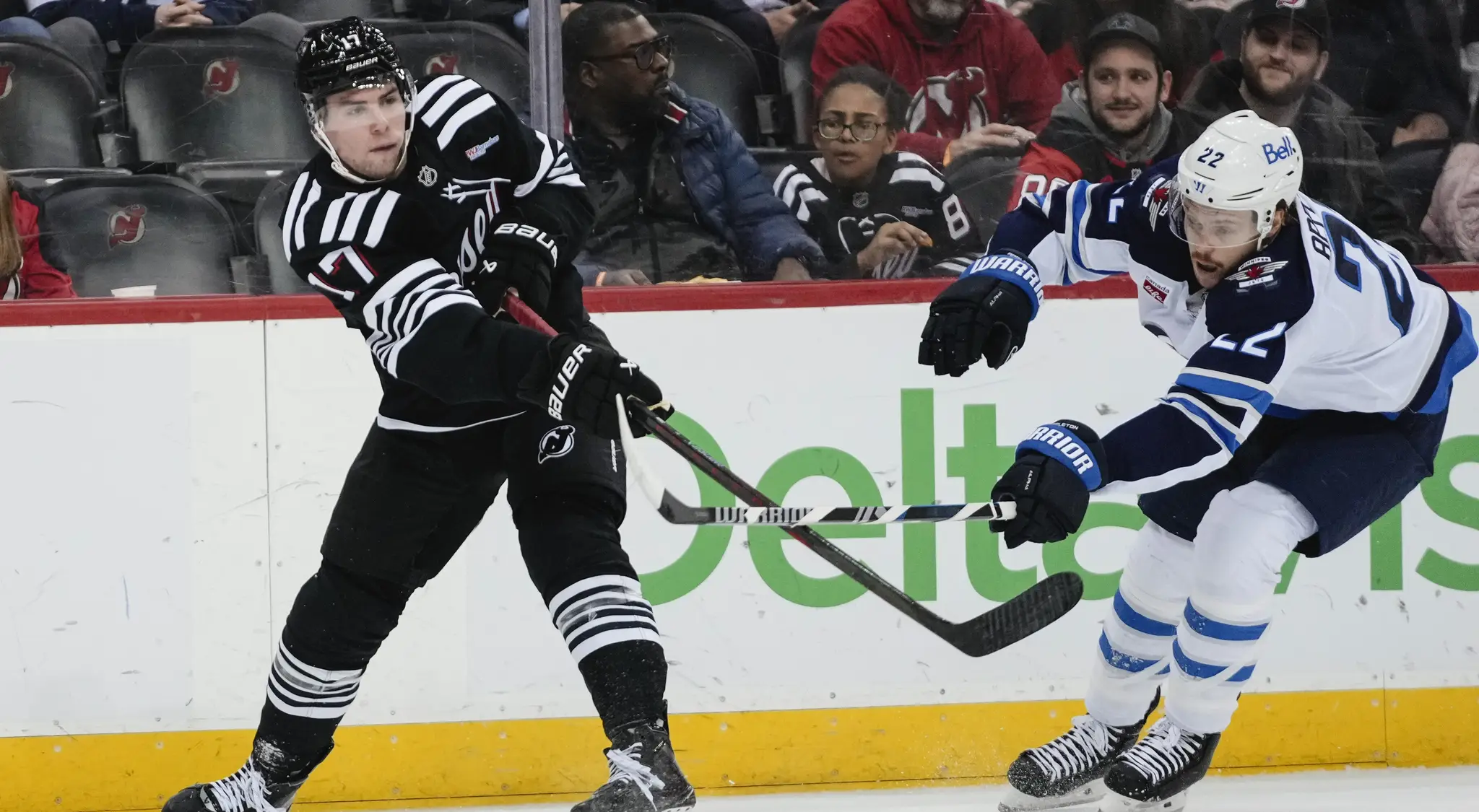 Šimon Nemec (vľavo) a hráč Winnipegu Jets Mason Appleton bojujú o puk v zápase zámorskej NHL.