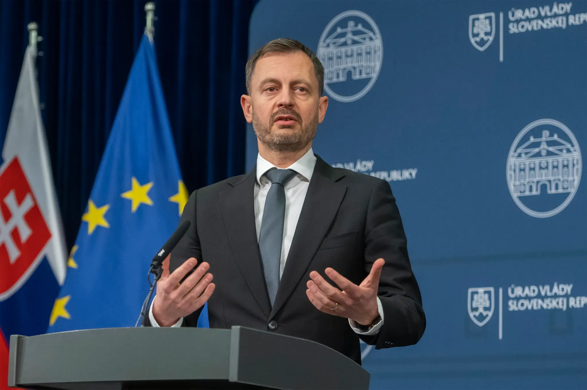Predseda vlády SR Eduard Heger (OĽANO) počas vyhlásenia po podpise memoranda s lekármi 