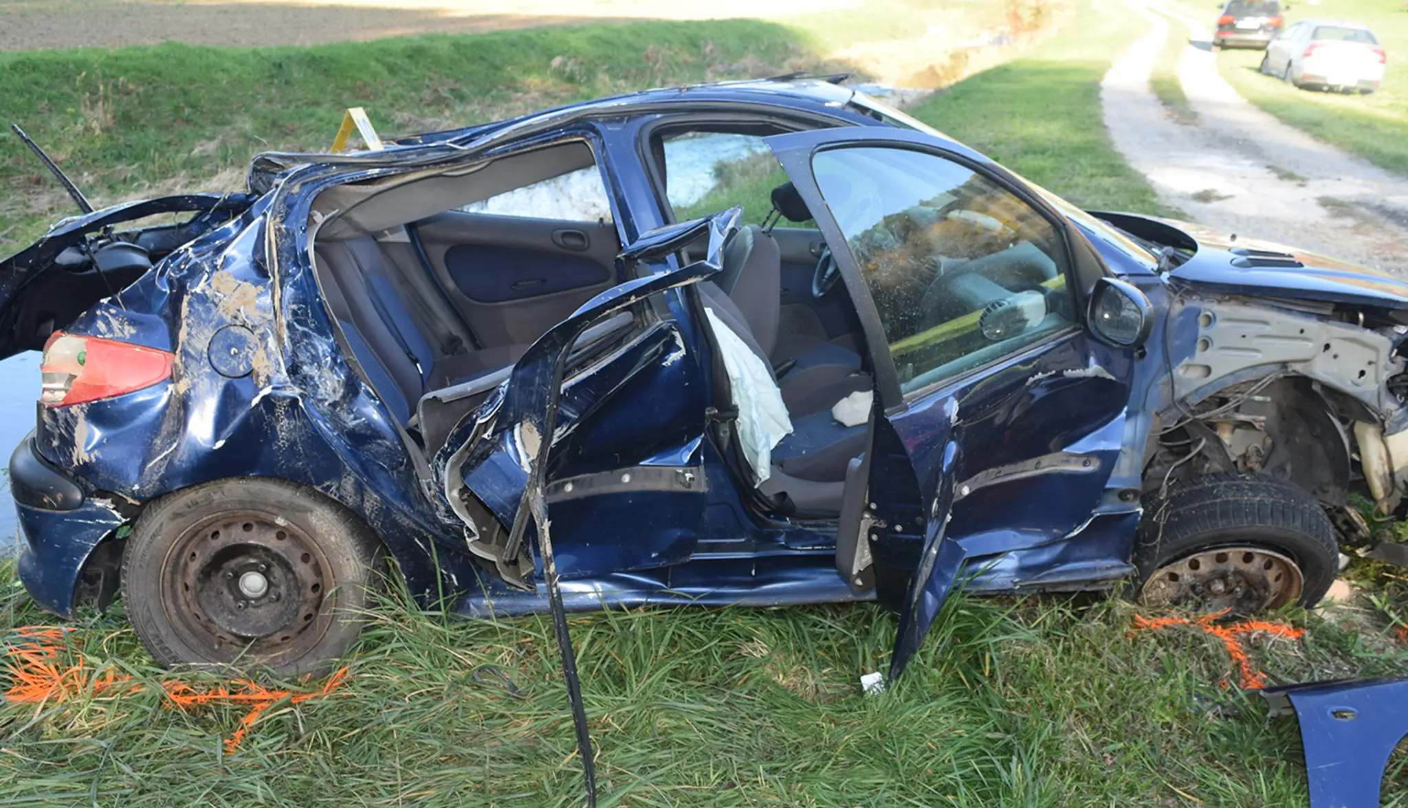 Zničená auto po rýchlej jazde a po tom, ako narazilo do chodkyne pri obci Vrbovce.