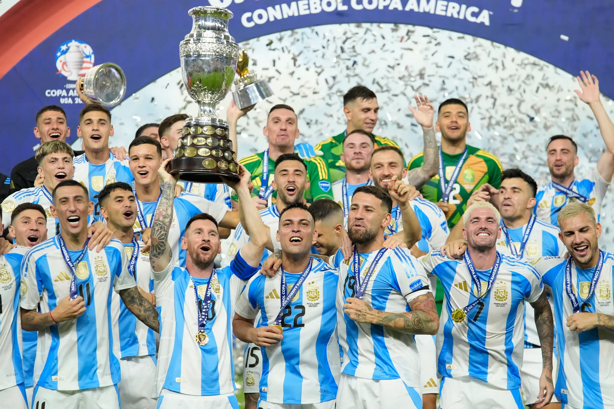 Na snímke hráč Argentíny Lionel Messi oslavuje s trofejou so spoluhráčmi po zisku rekordného šestnásteho titulu Copa America.
