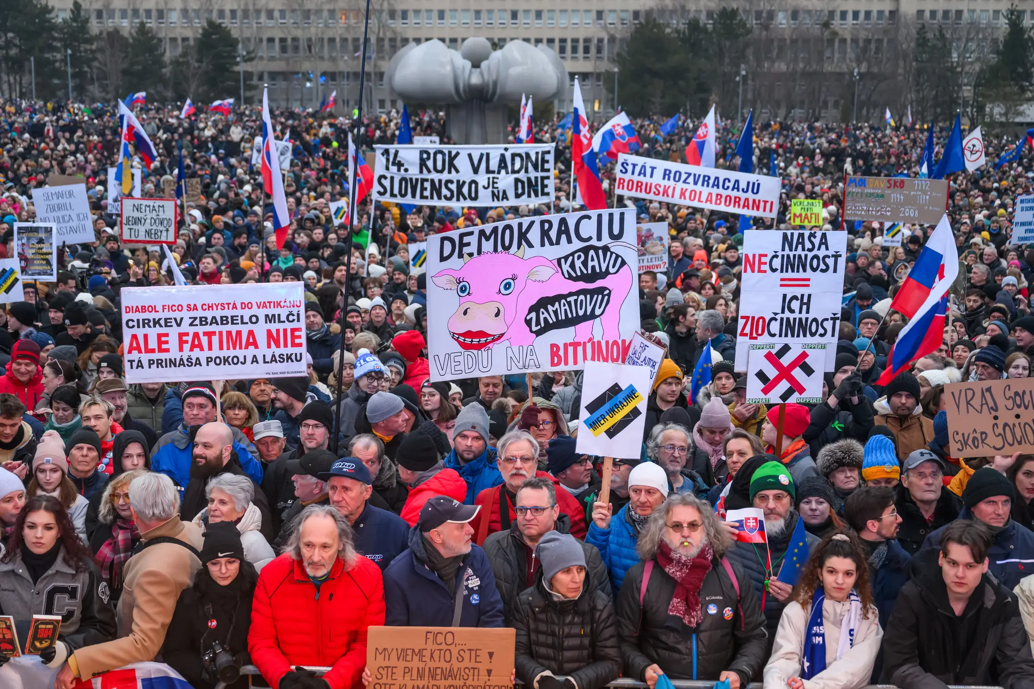 Protivládne zhromaždenie Slovensko je Európa na Námestí Slobody v Bratislave