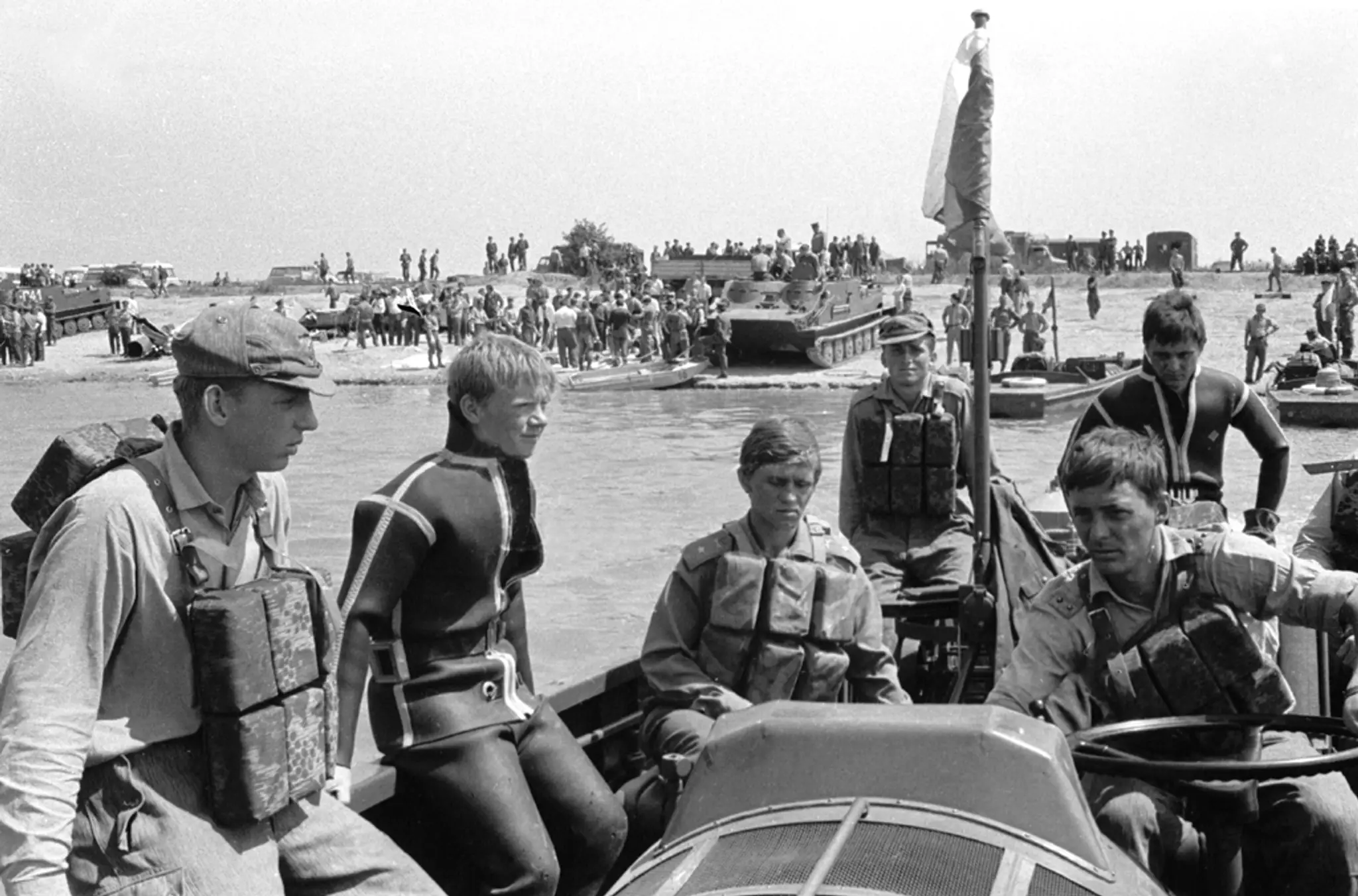 Na snímke z 30. júla 1976 je pohľad na záchranné práce po leteckom nešťastí pri Bratislave. (2).jpg