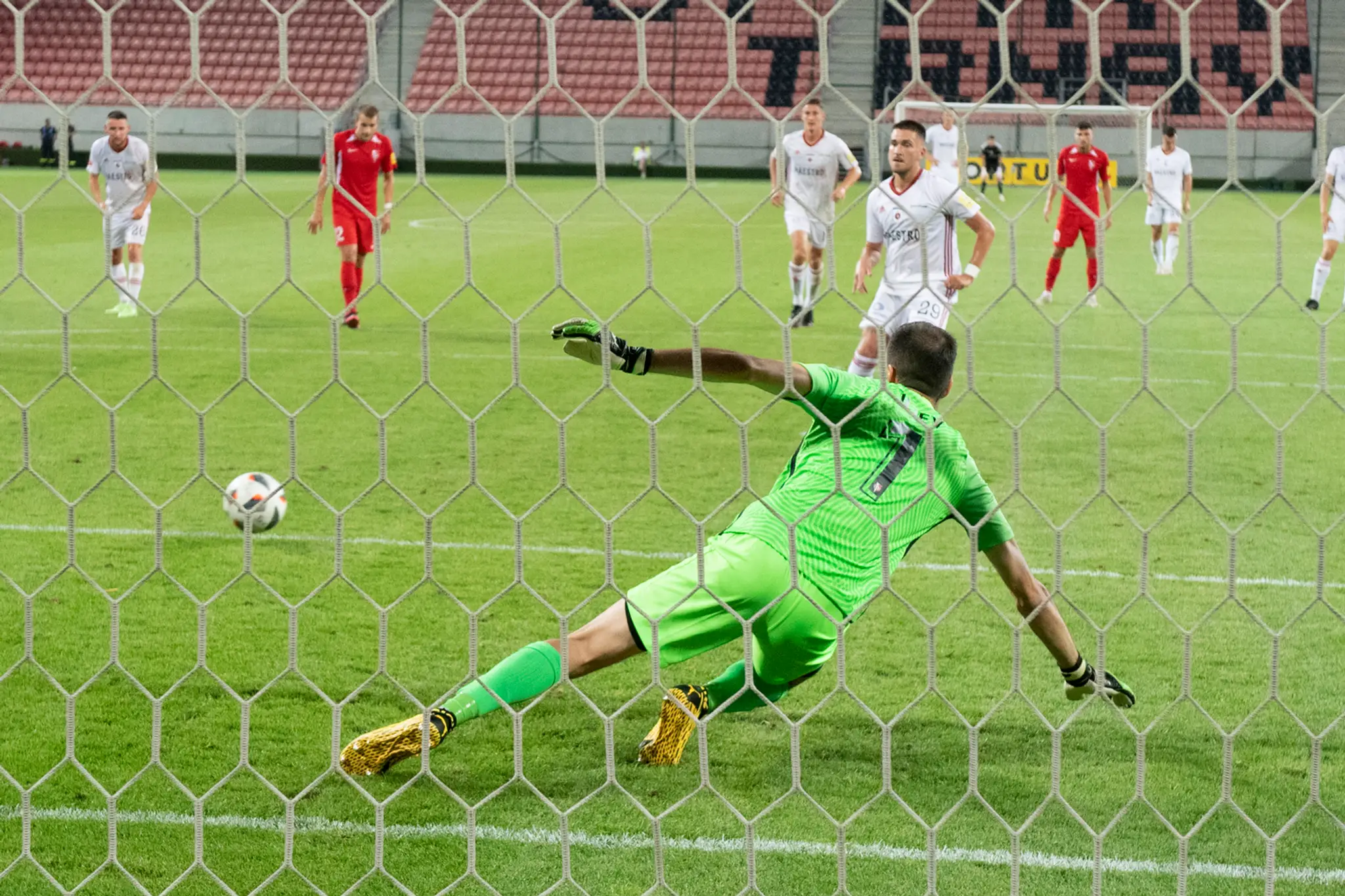 V pozadí Adam Brenkus (Ružomberok) strieľa druhý gól penalty v zápase 2. kola Fortuna ligy proti Seredi.