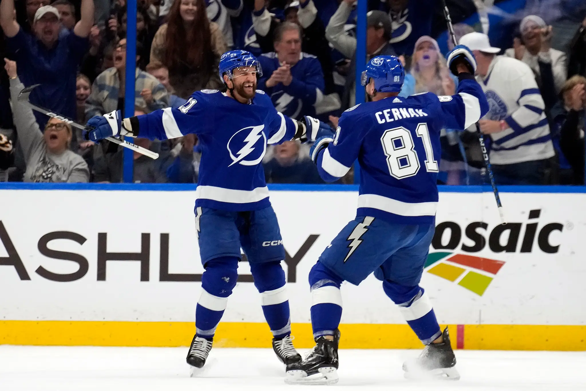 Slovenský hokejista v drese Tampy Bay Lightning Erik Černák.
