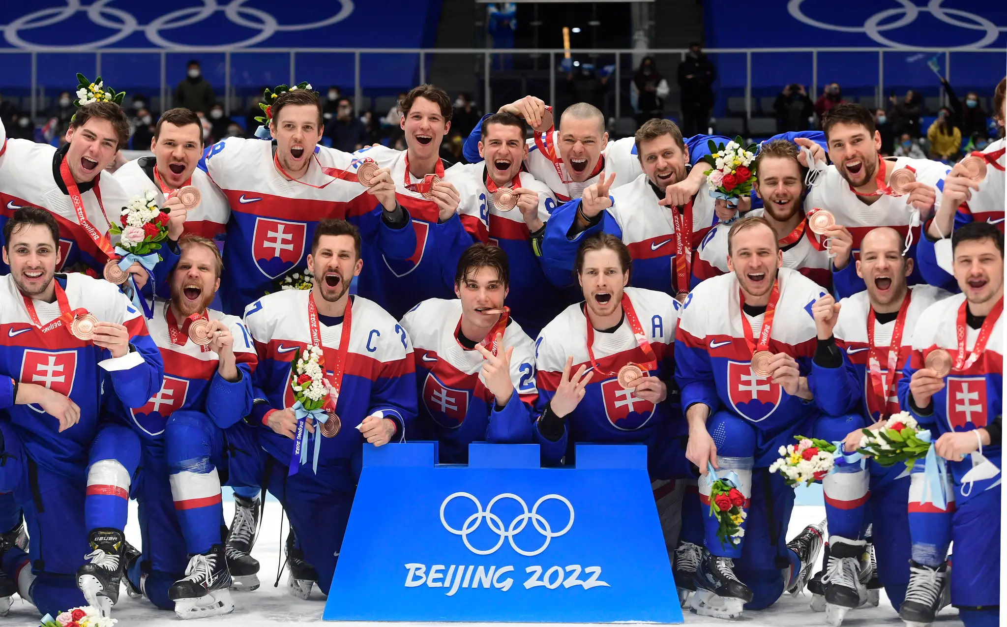 Slovenskí hokejisti po zisku bronzu na ZOH v Pekingu.