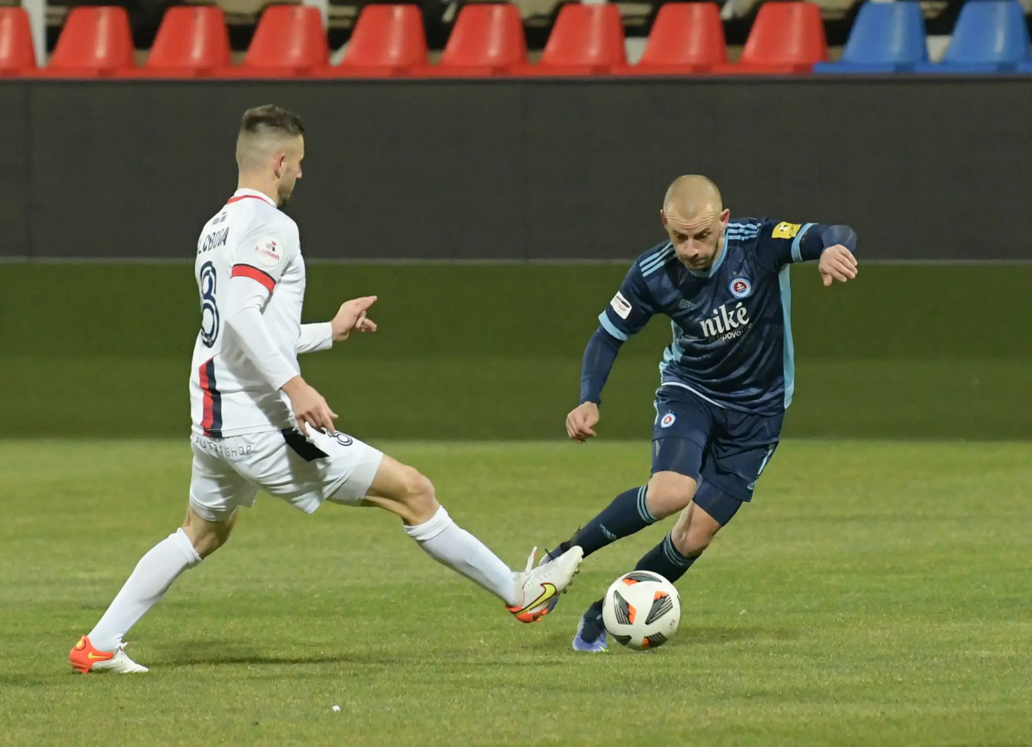 Na snímke zľava Anton Sloboda (Zlaté Moravce) a Vladimír Weiss (Slovan Bratislava).