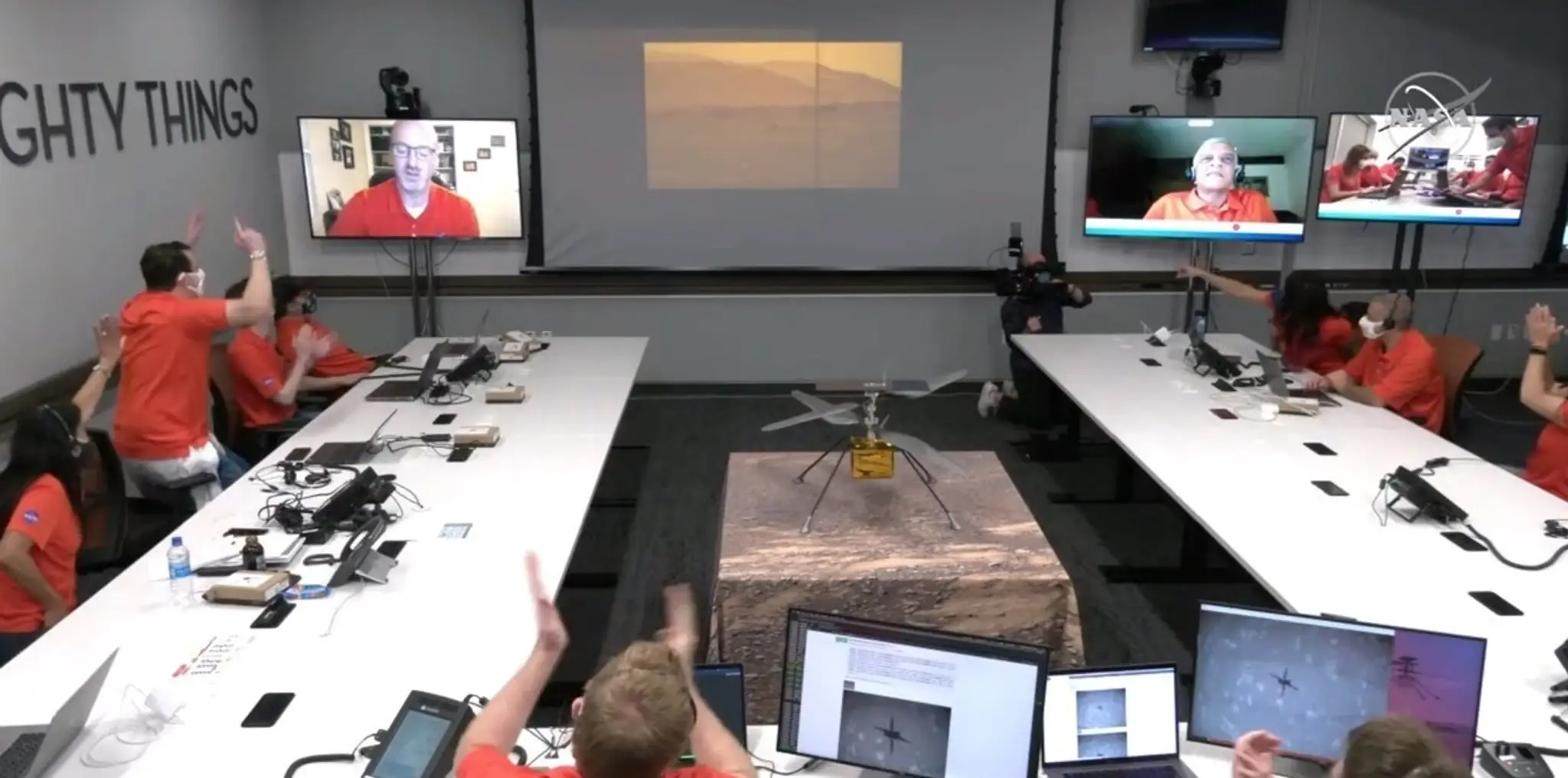 Tím vedcov NASA pozoruje prvý let vrtuľnika Ingenuity.