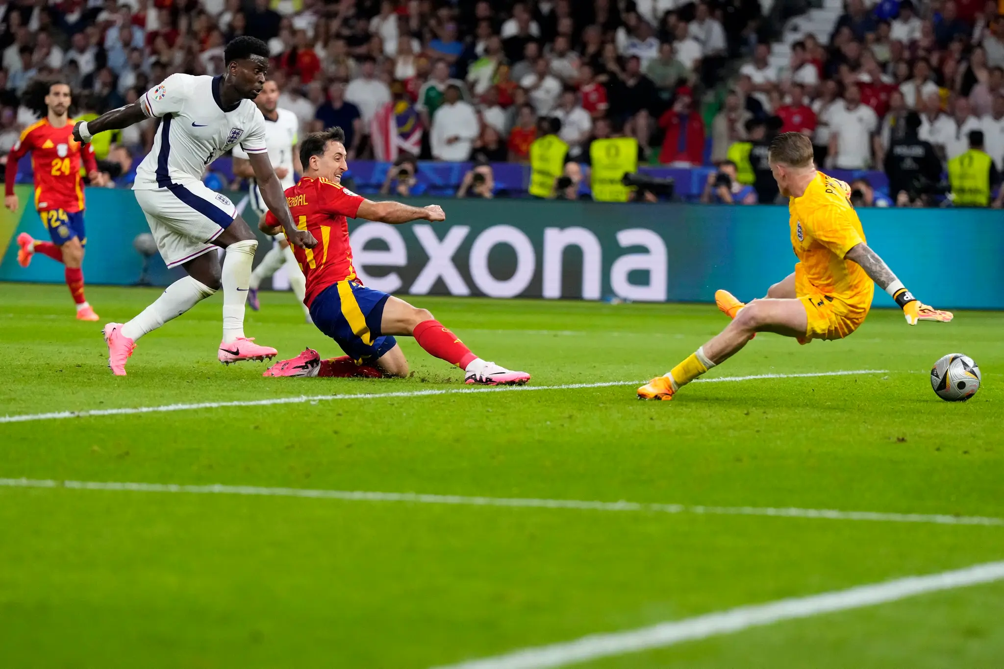 Španiel Mikel Oyarzabal strieľa víťazný gól vo finále ME 2024 proti Anglicku,