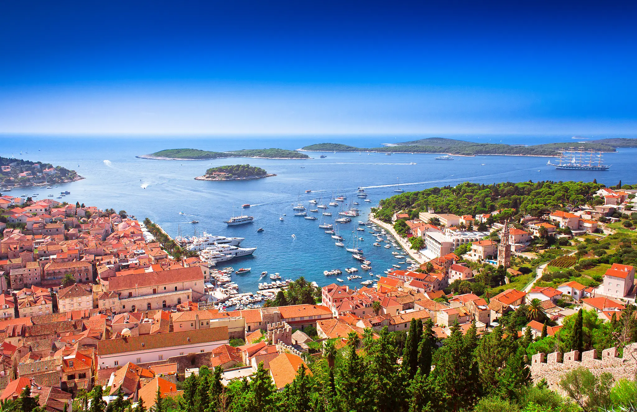 Chorvátske letovisko Jelsa na ostrove Hvar.
