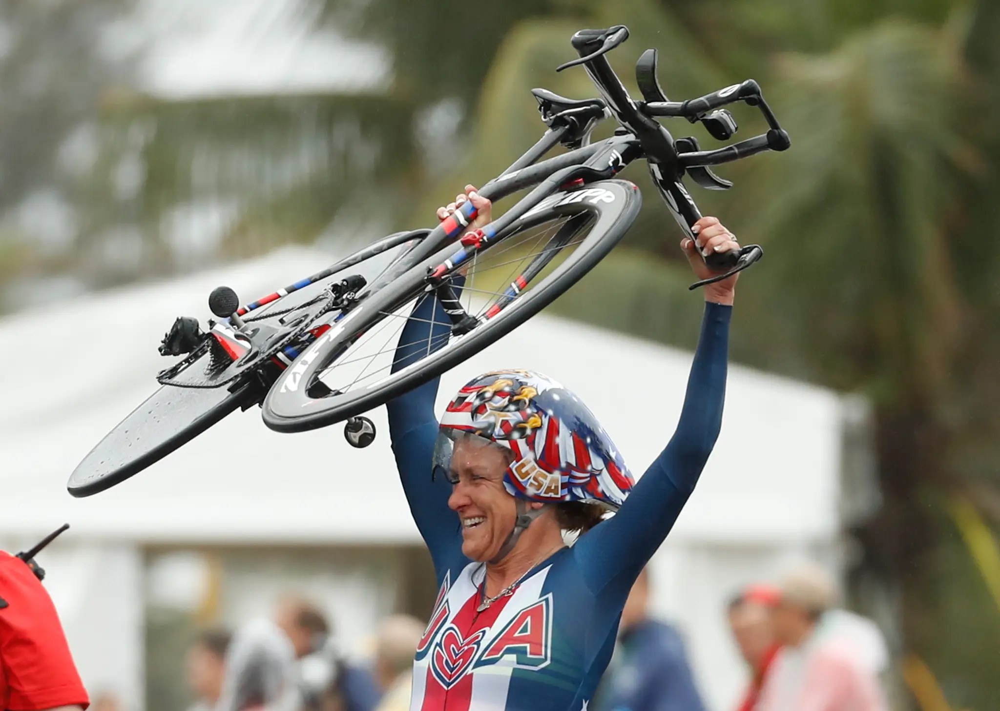 Americká cyklistka Kristin Armstrongová oslavuje víťazstvo v časovke jednotlivkýň na OH v brazílskom Riu de Janeiro.