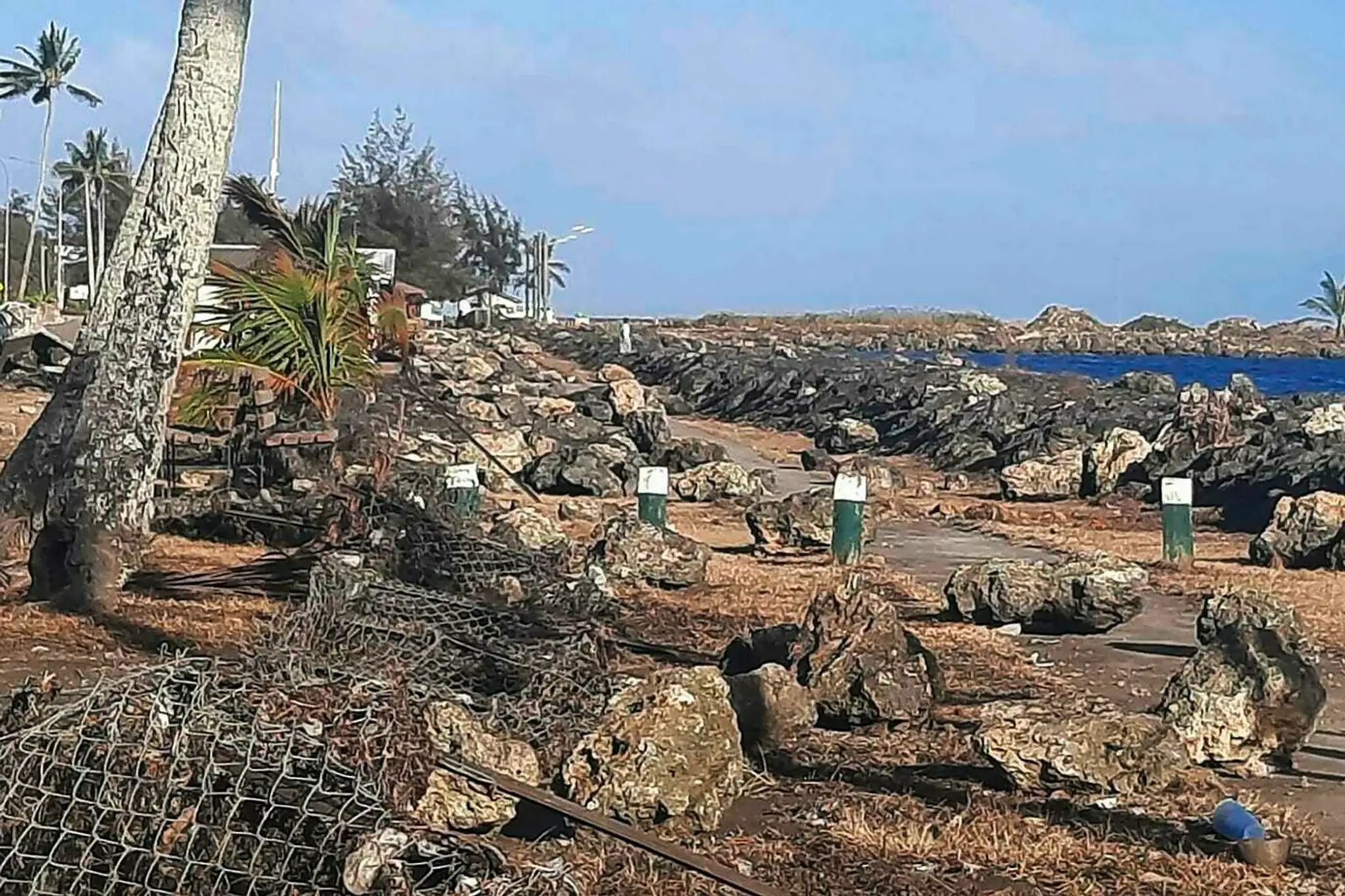 Zničené pobrežie hlavného mesta na ostrove Tonga