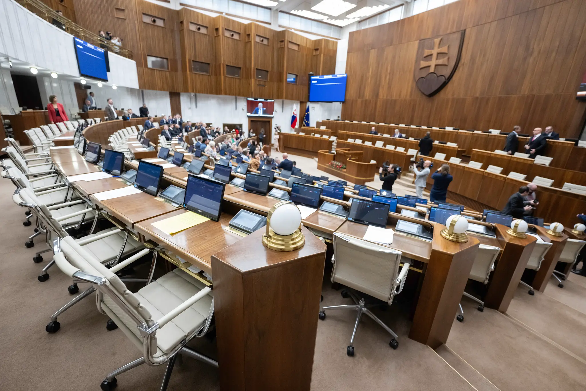 Na snímke prázdne stoličky počas schôdze NR SR.
