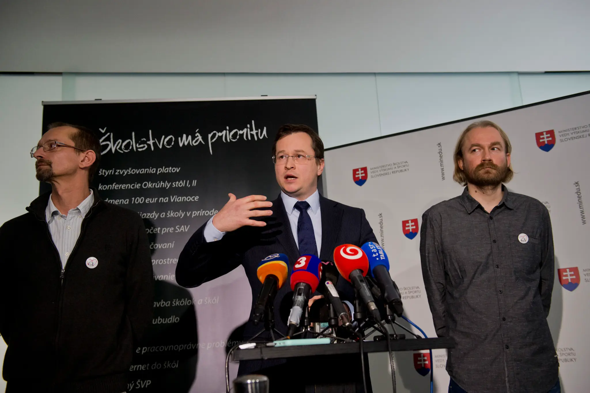 Vladimír Crmoman (vpravo) z Iniciatívy slovenských učiteľov (ISU), minister školstva Juraj Draxler (v strede) a Branislav Kočan 