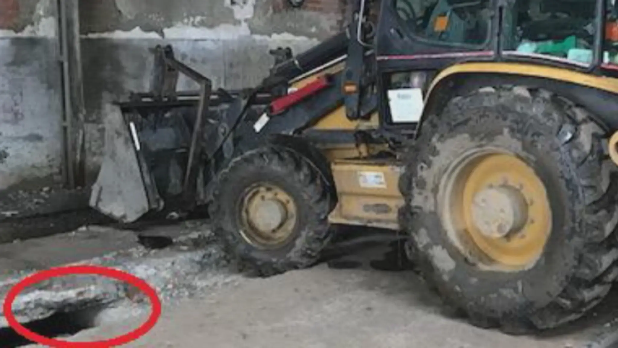 Robotník spadol do jamy.