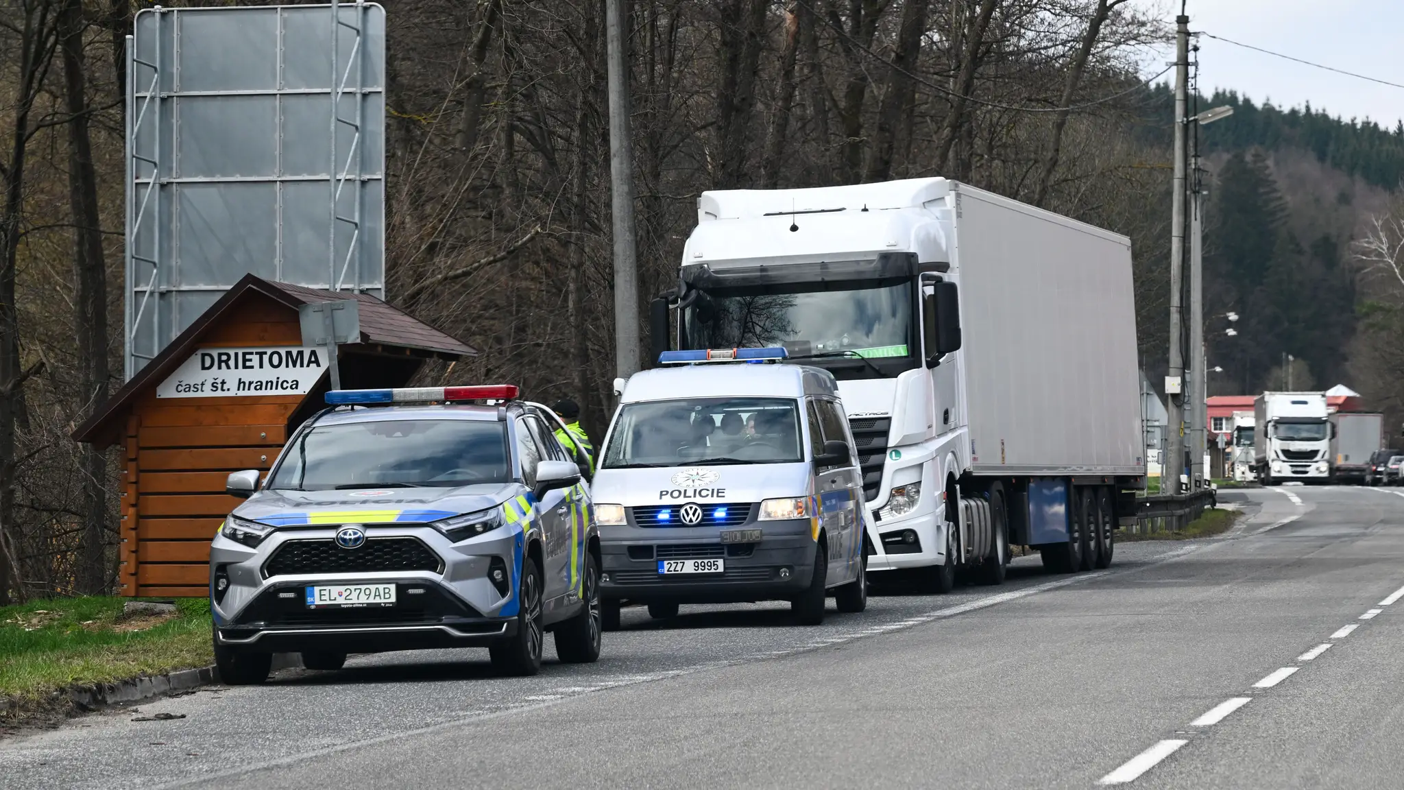 Policajti pre slintačku a krívačku zastavujú vozidlá na hraničných priechodoch
