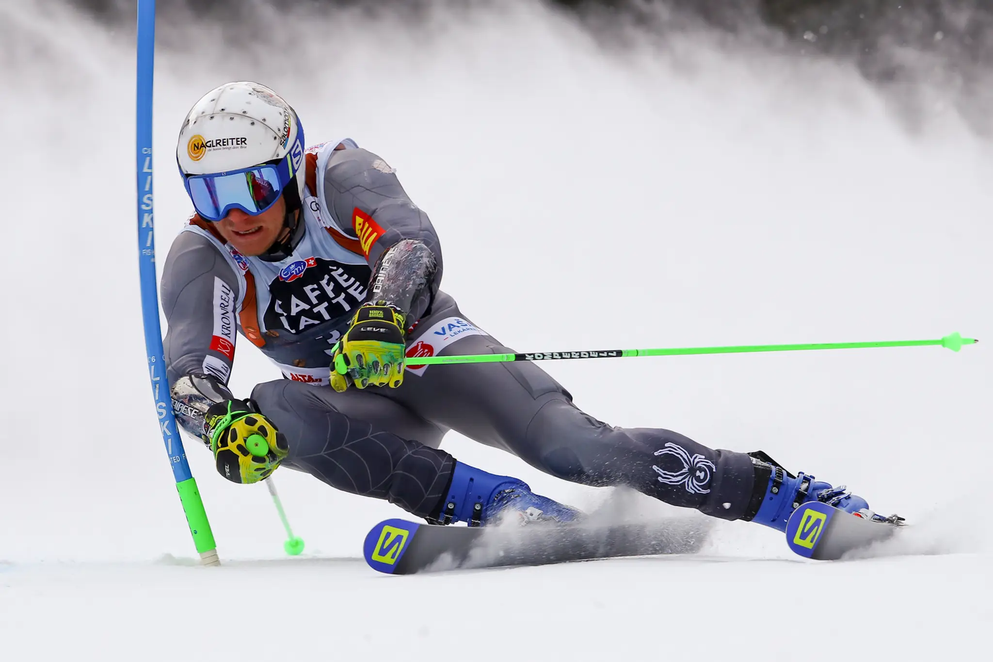 Alpský lyžiar Adam Žampar v obrovskom slalome v Alta Badii.