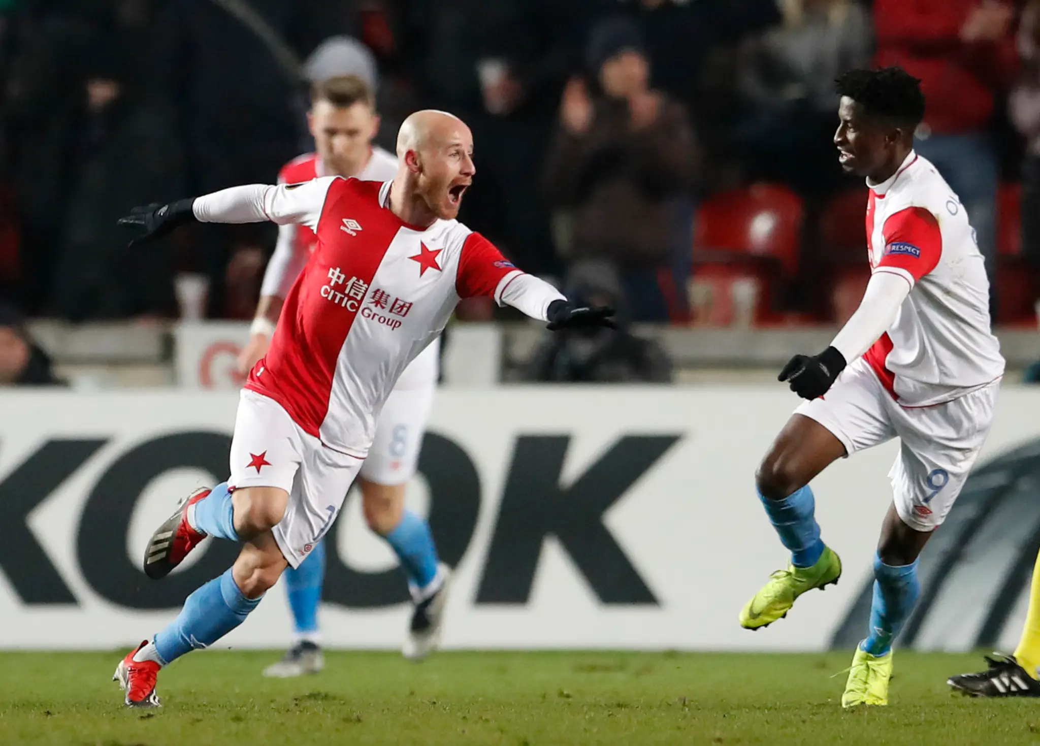 Zľava Miroslav Stoch a Peter Olayinka zo Slavie oslavujú gól v dueli EL proti Zenitu.