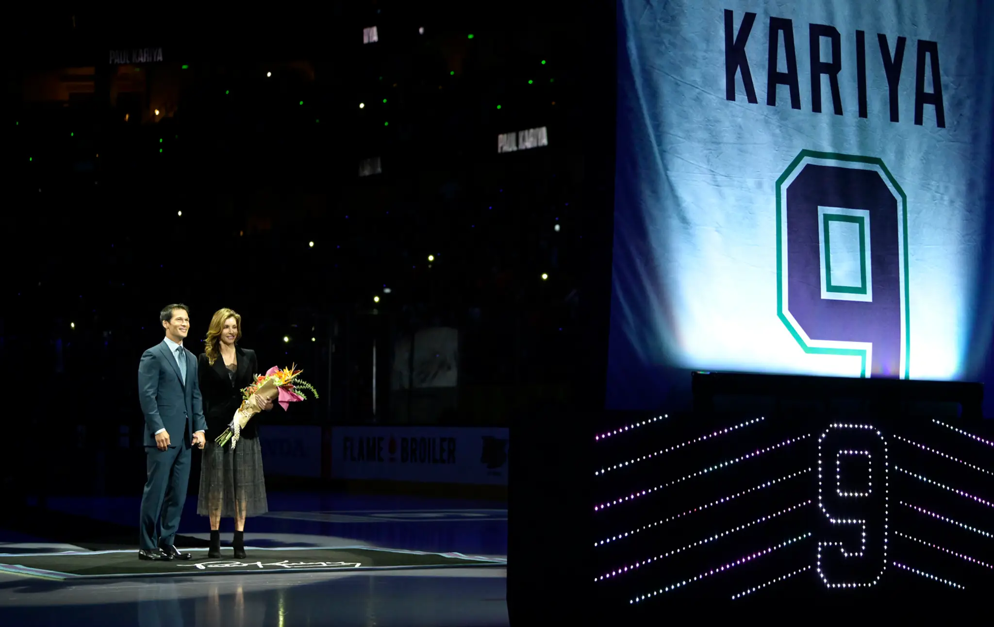 Legenda Anaheimu Paul Kariya sleduje s manželkou vyvesenie scojho adresu pod strop haly.