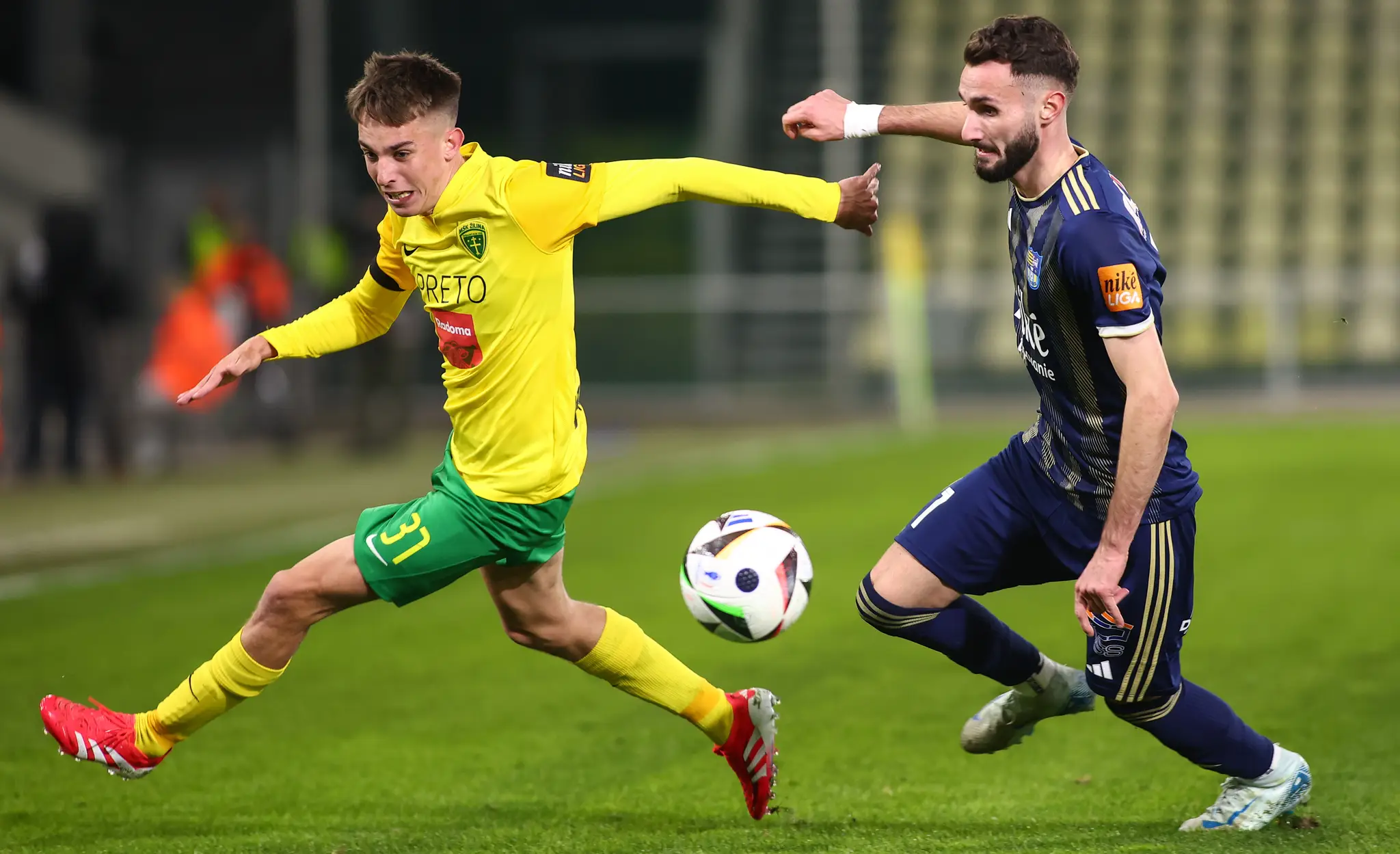 Na snímke zľava Mário Sauer (Žilina) a Giannis Niarchos (Košice)