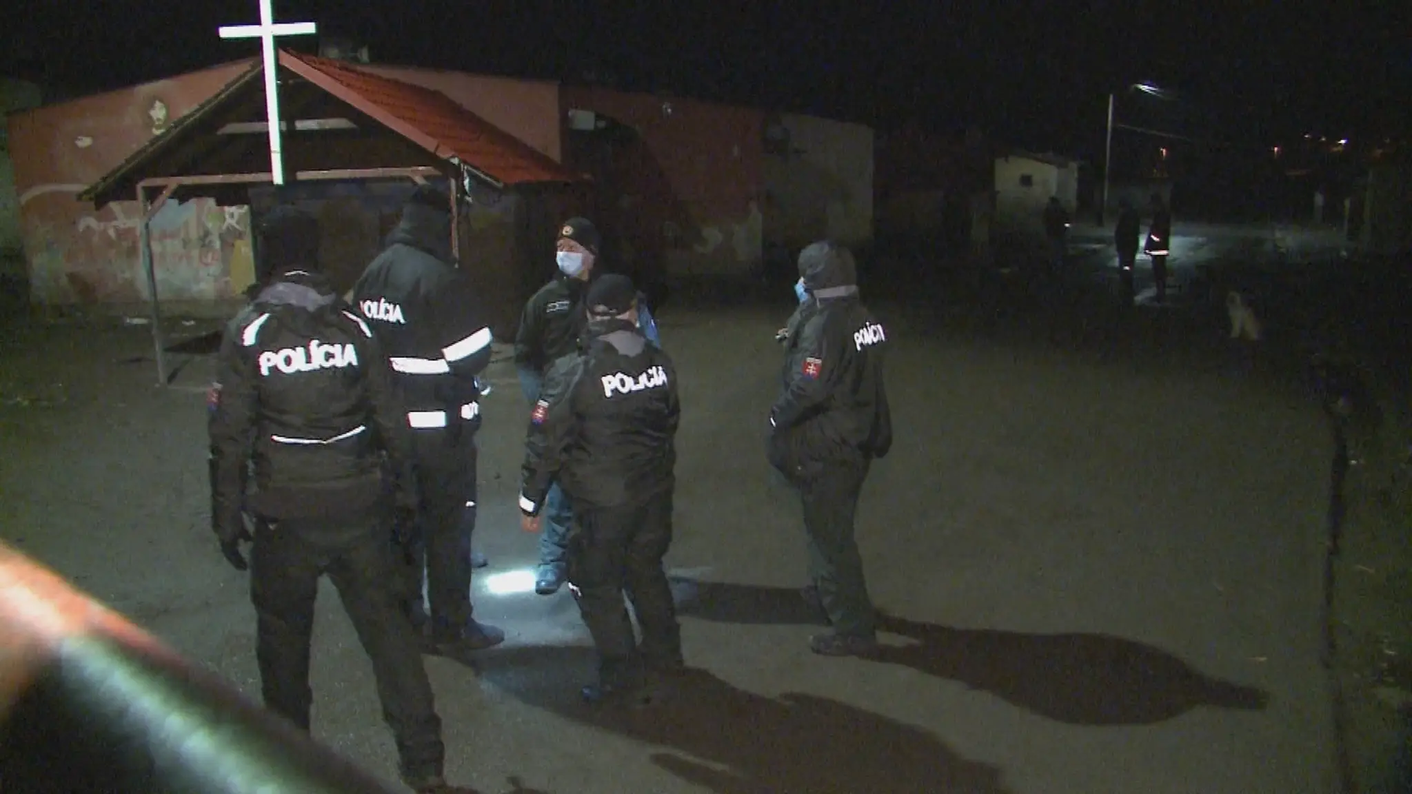 Policajti na mieste.