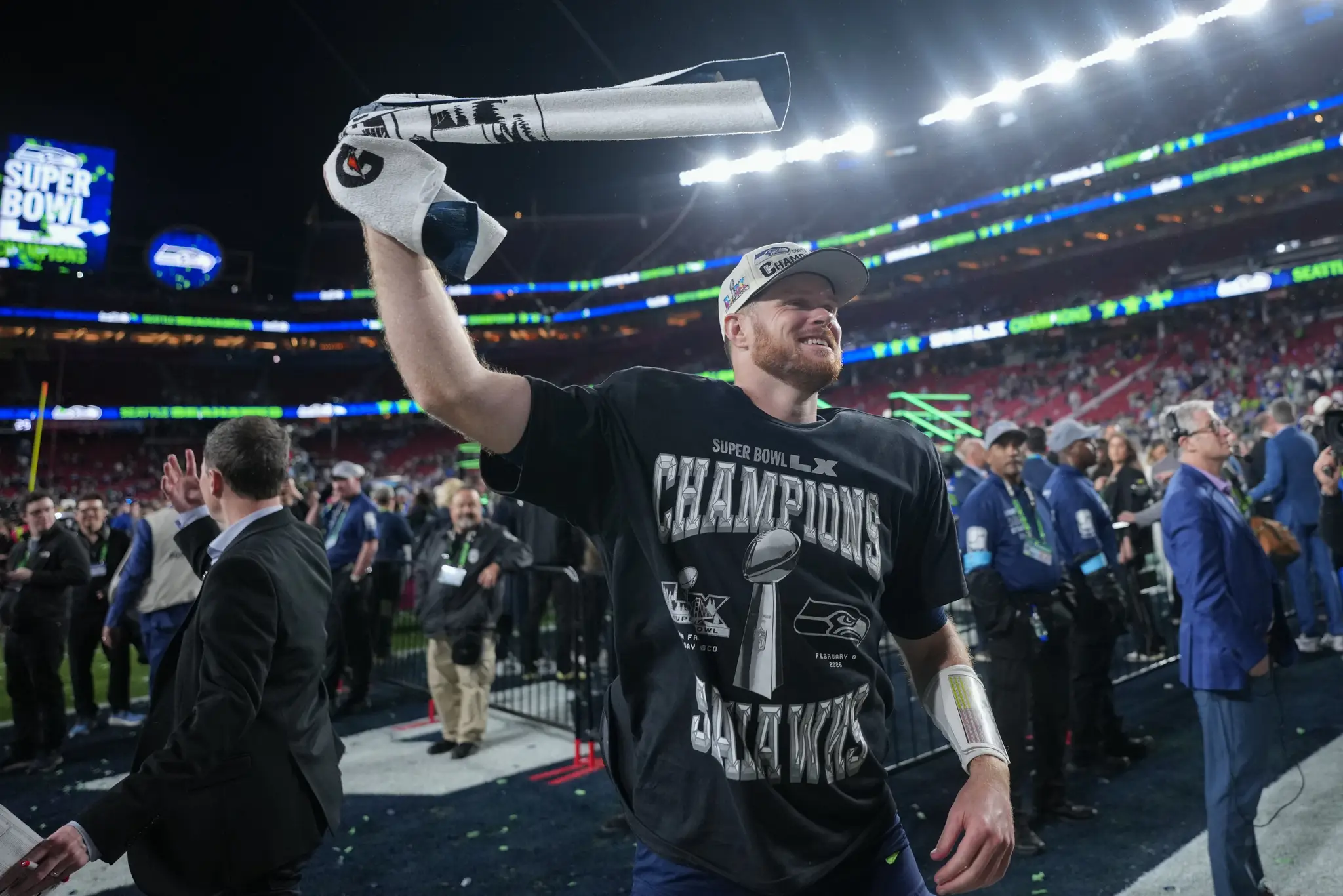 Hráč Seattlu Sam Darnold oslavuje zisk Super Bowlu.