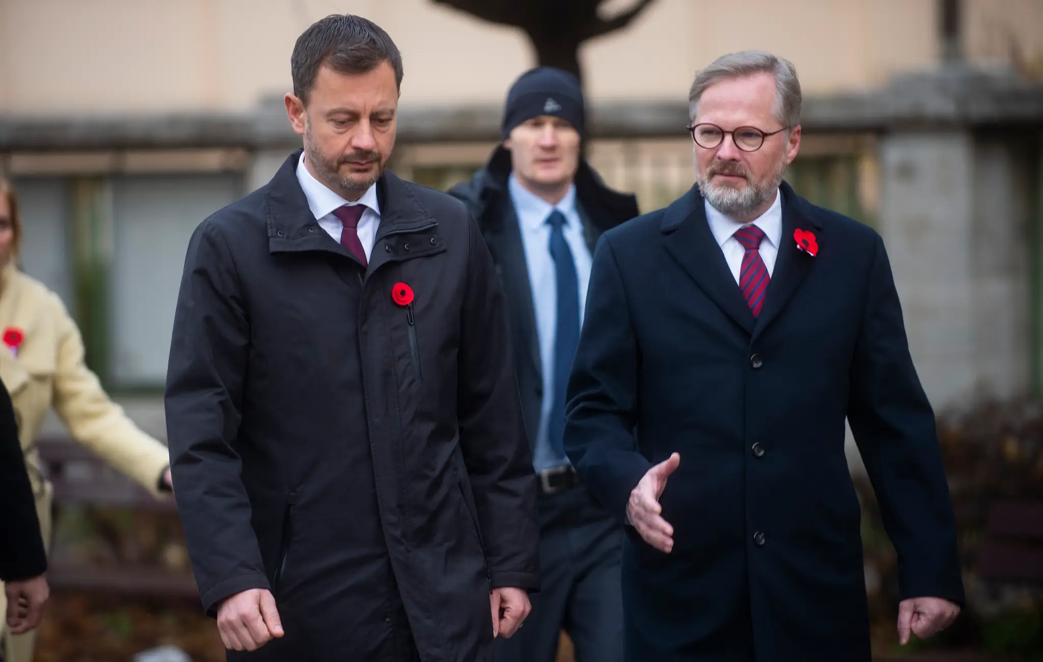 Na snímke zľava slovenský premiér Eduard Heger (OĽaNO) a český premiér Petr Fiala počas spoločného uctenia pamiatky padlých vojakov pri príležitosti Dňa vojnových veteránov.