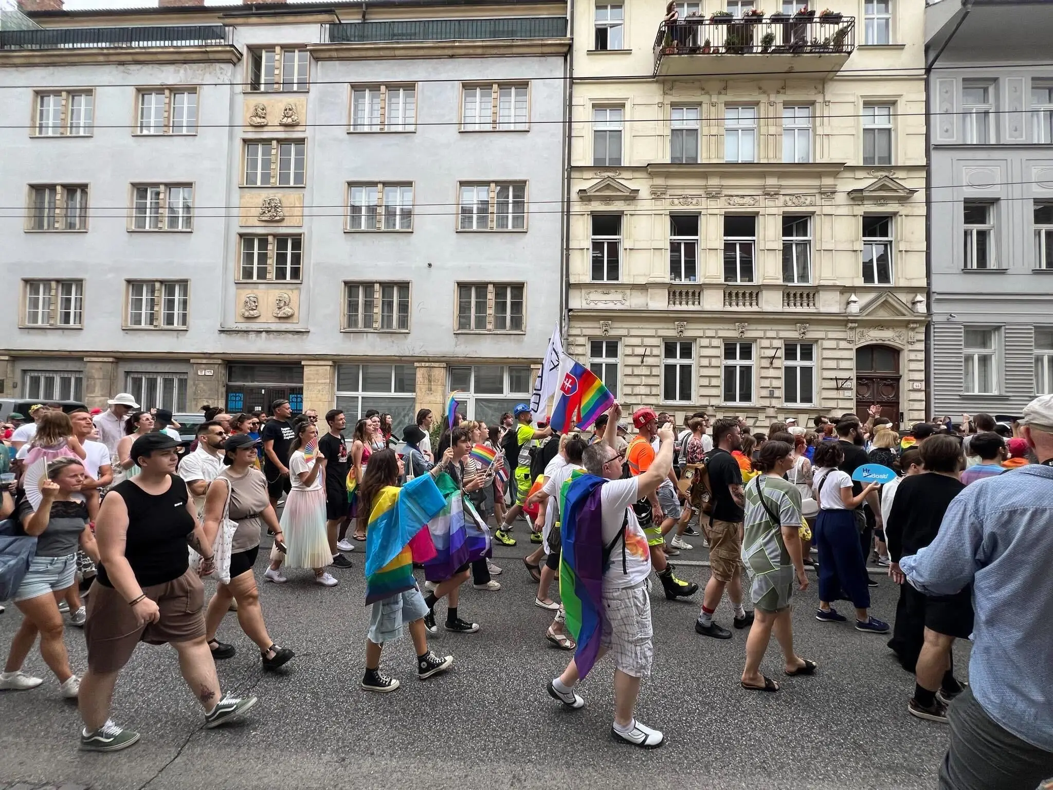Dúhový Pride v uliciach Bratislavy.