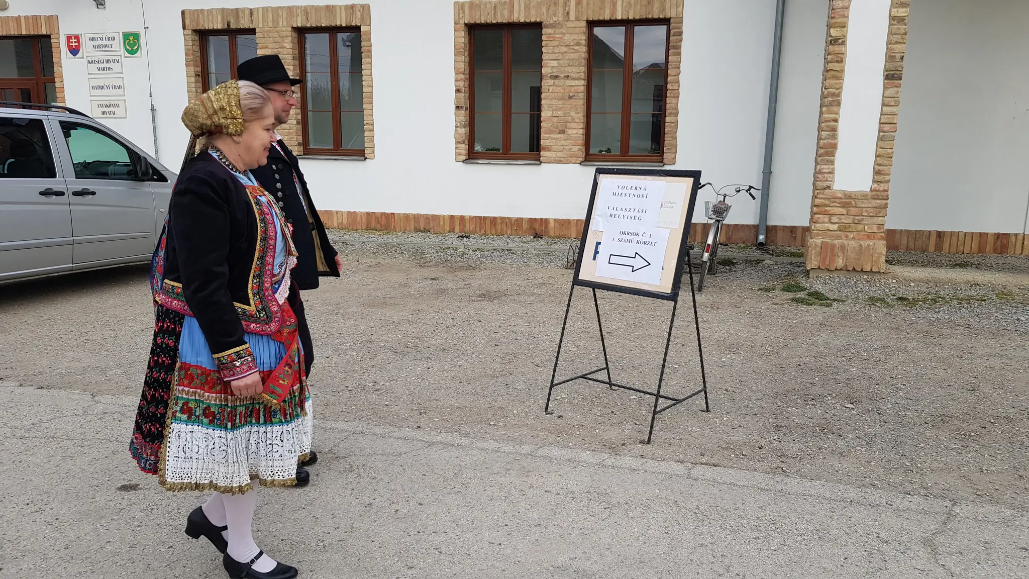 Viola Molnarová a Zoltán Erdelyi z folklórneho súboru v Martovciach hlasujú tradične v kroji v 1. kole volieb prezidenta.