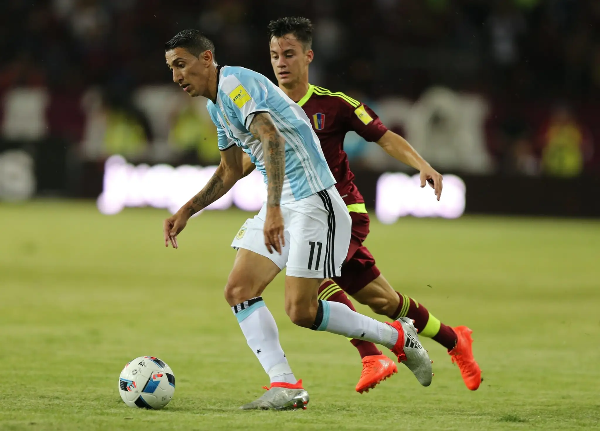 Angel Di Maria si kryje loptu pred dotierajúcim Juanom Anorom v kvalifikačnom zápase o MS 2018  Argentína - Venezuela.
