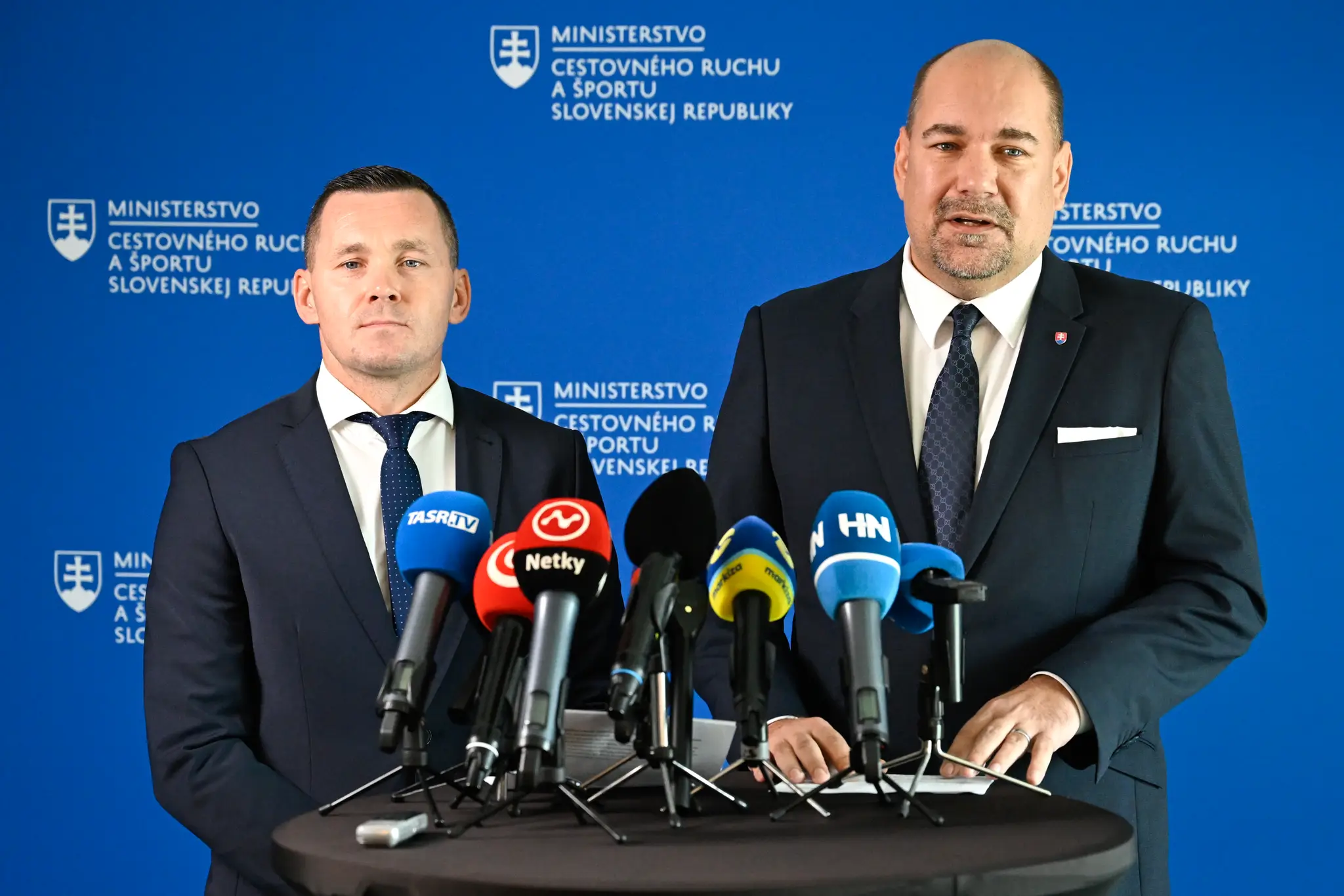Sprava minister cestovného ruchu a športu Dušan Keketi a generálny sekretár SZĽH Miroslav Lažo.