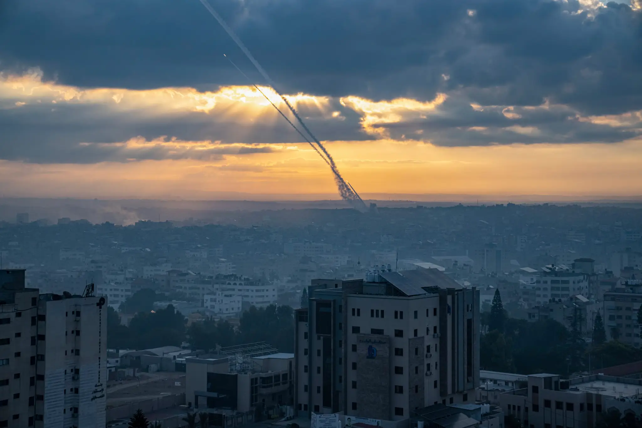 Hamas útočí na Izrael.