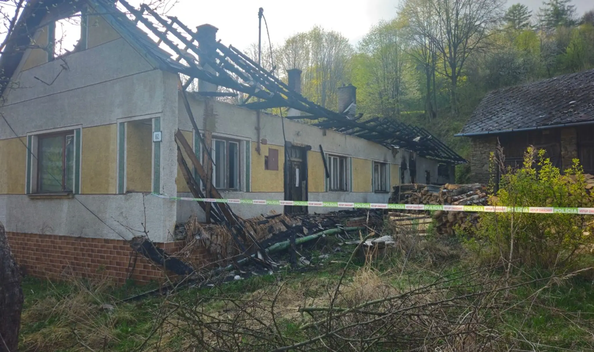 Na snímke dom v Tichom Potoku, ktorý zachvátili plamene.