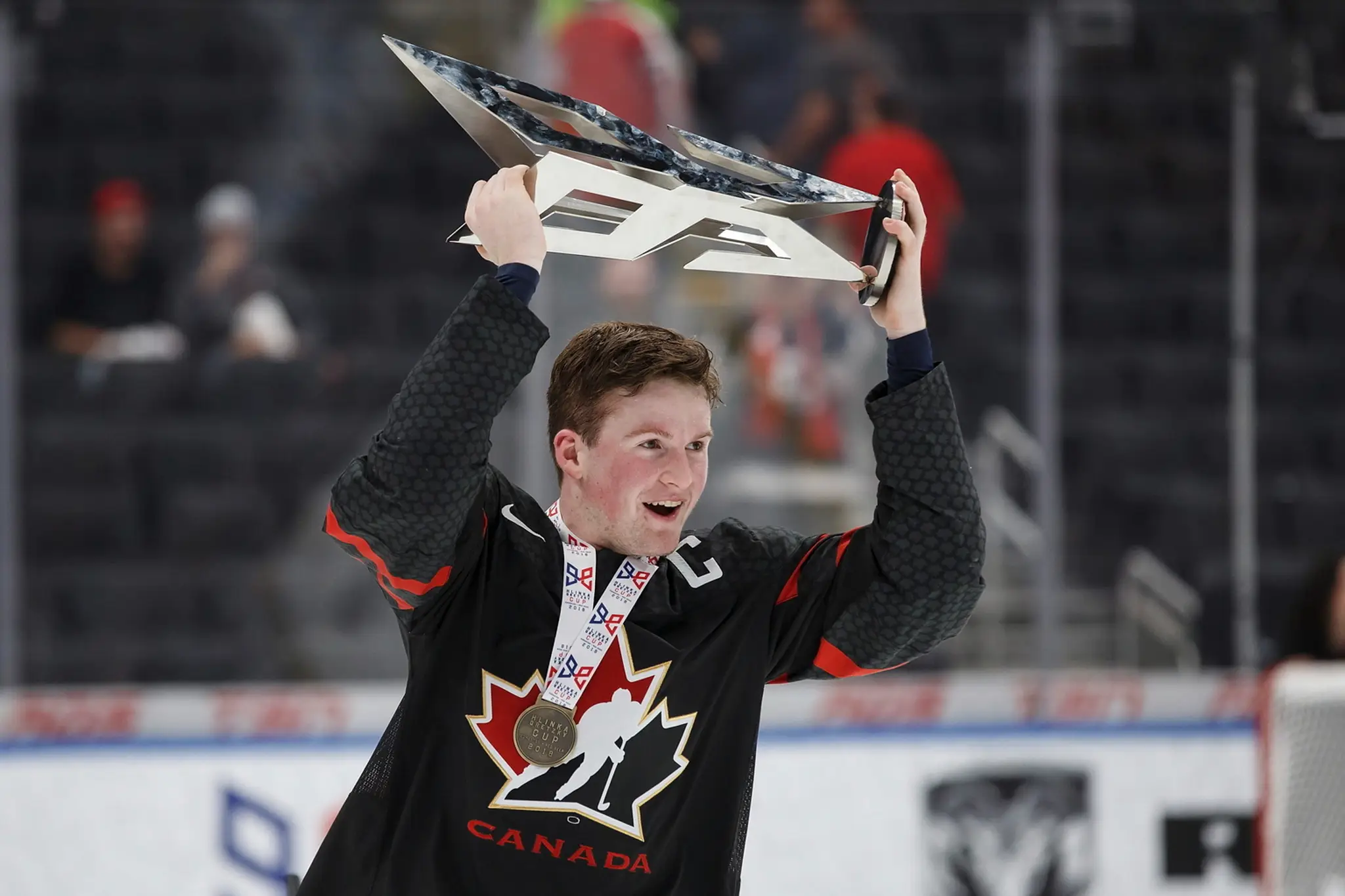 Kapitán výberu Kanady do 18 rokov Alexis Lafreniére s trofejou za triumf na Hlinka Gretzky Cupe.