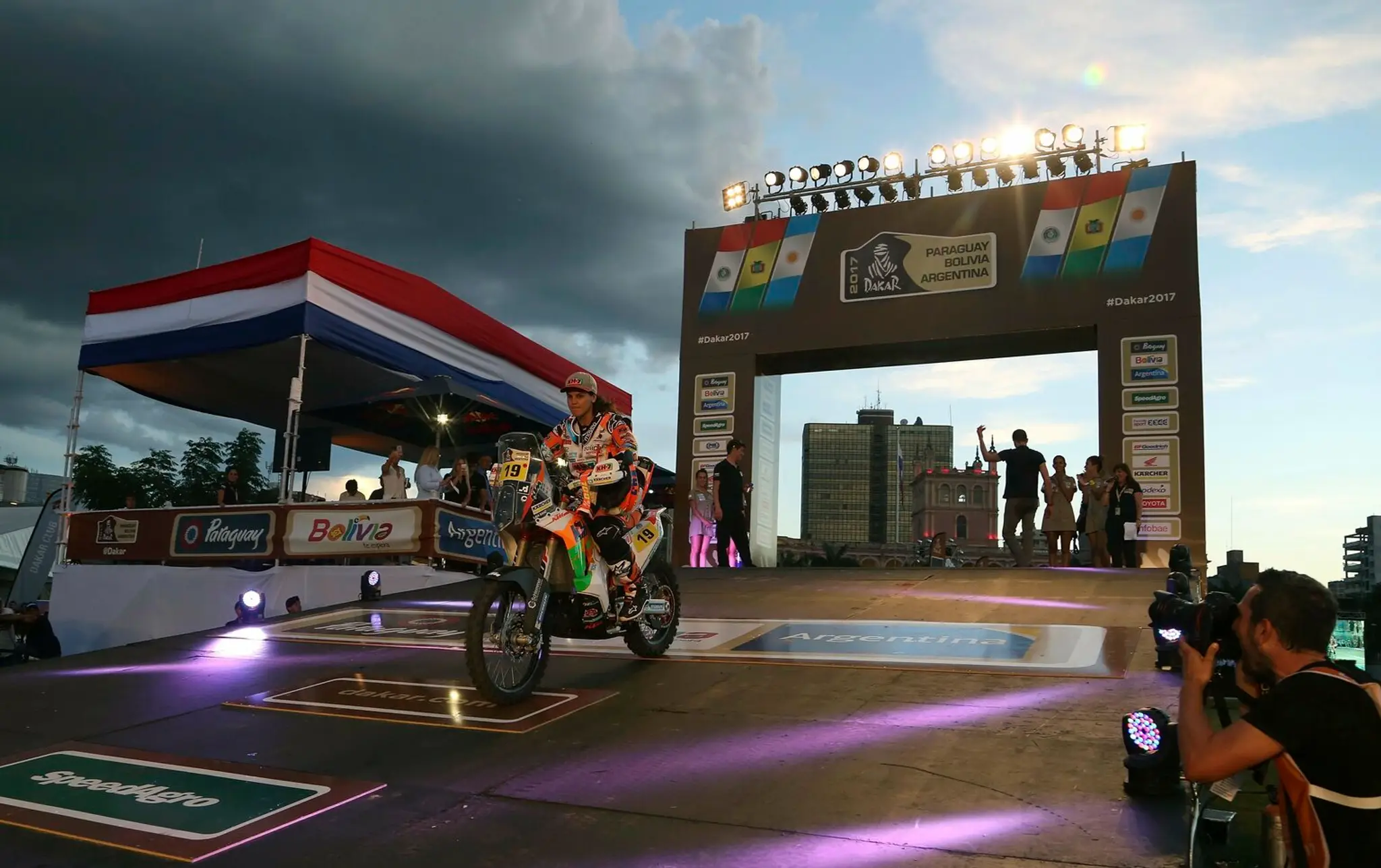 Na snímke Španiel Laia Sanz na KTM počas pódiovej predvádzačky pred začiatkom Rely Dakar v paraguajskom meste Asunción.