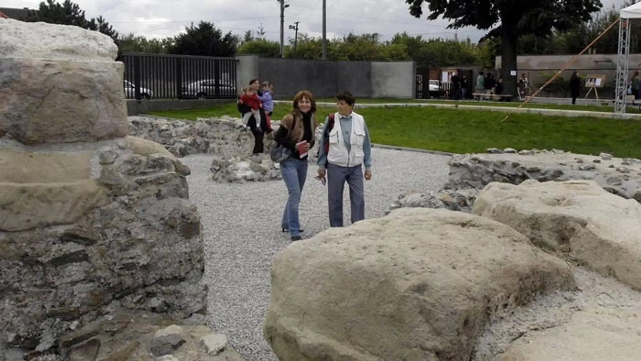 Kvadratická stavba rímskeho kastela areál  Antická Gerulata.