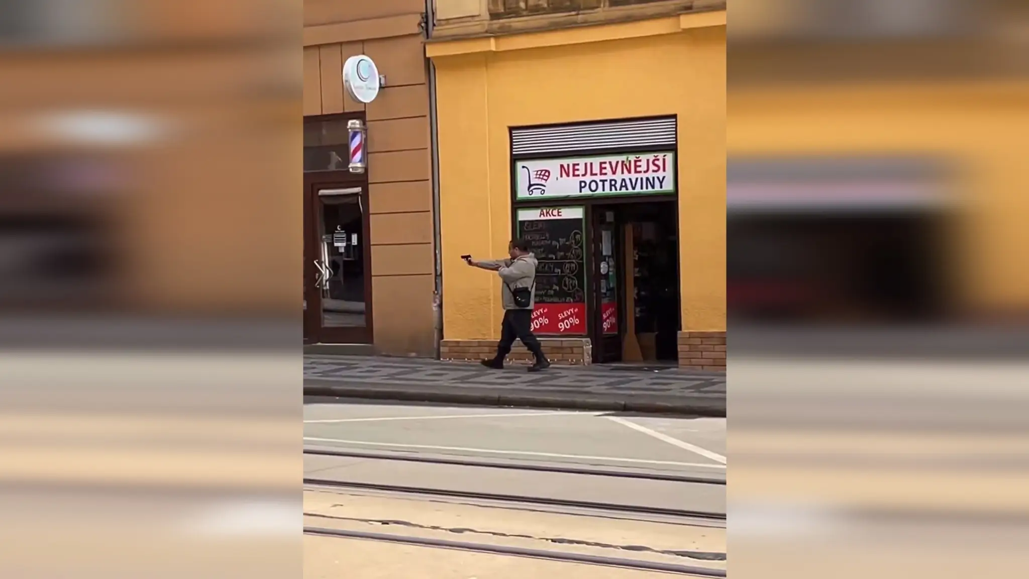 Muž mieril pištoľou na ľudí v Prahe.