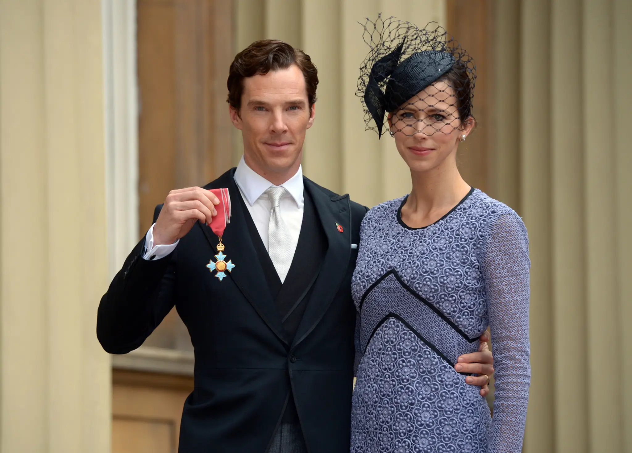 Britský herec Benedict Cumterbatch pózuje s vysokým vyznamenaním Rad britského impéria s manželkou Sophie Hunterovou.