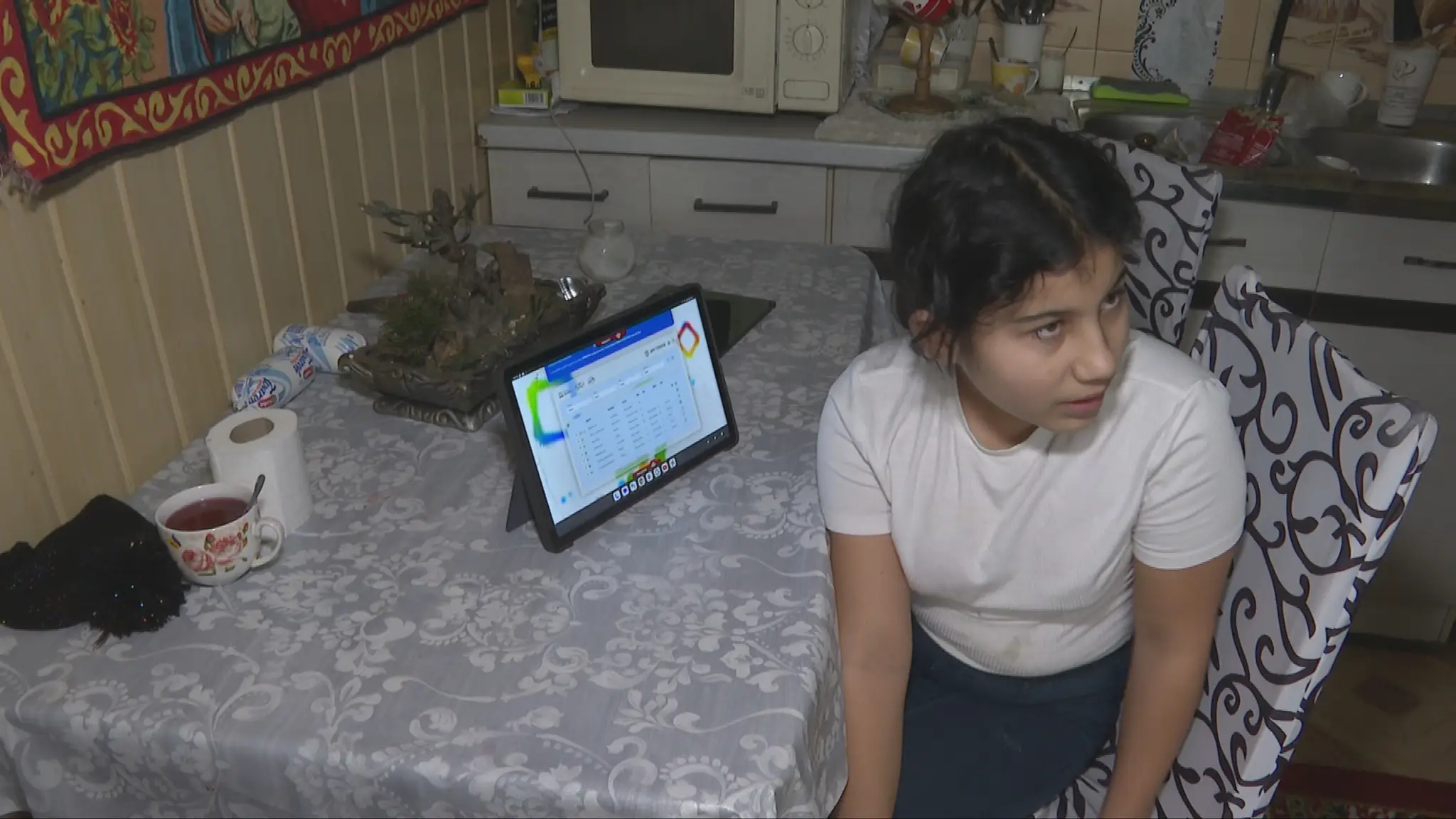 Amy s tabletom.