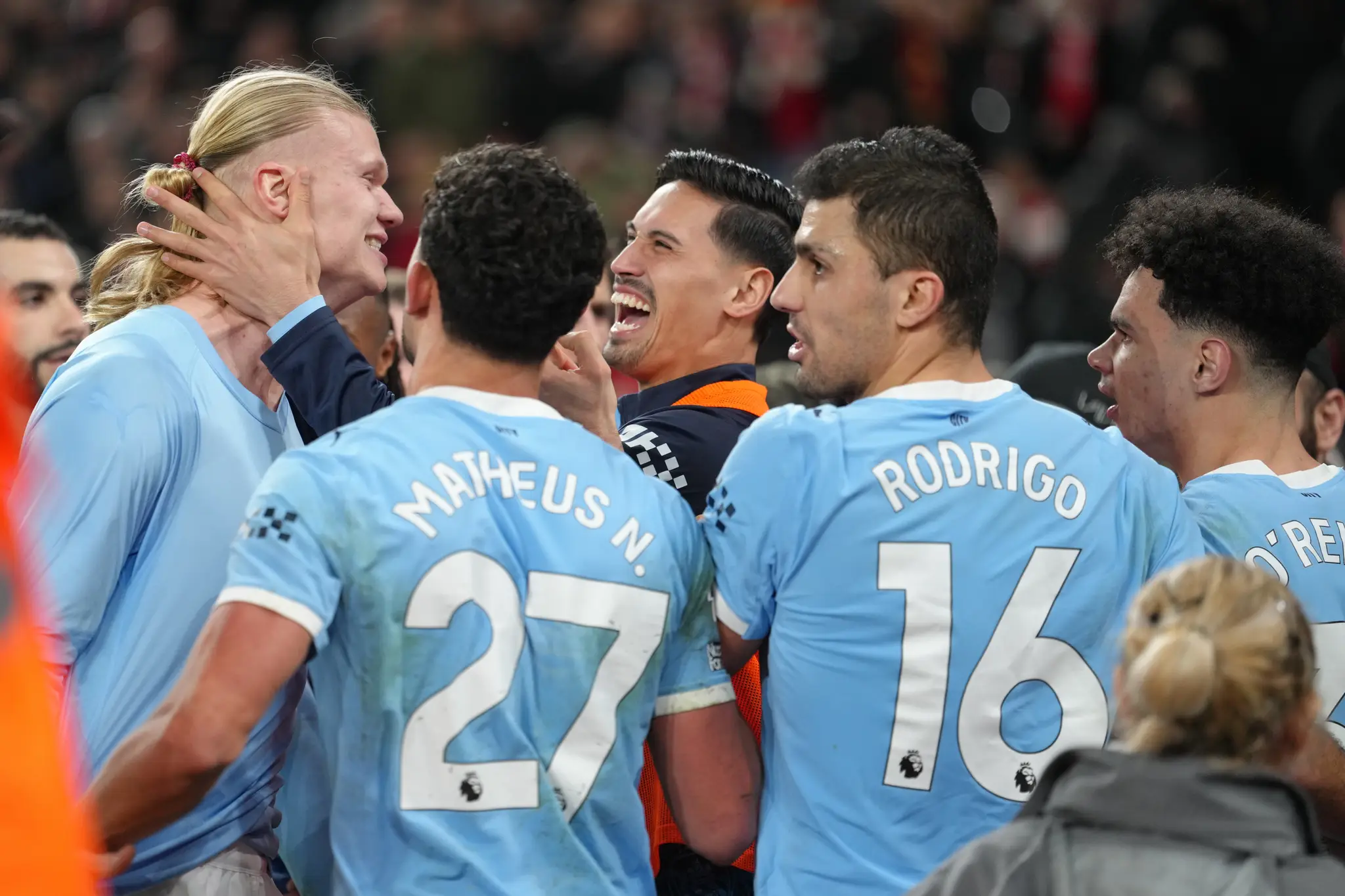 Futbalista Manchestru City Erling Haaland (druhý zľava) sa teší so spoluhráčmi.