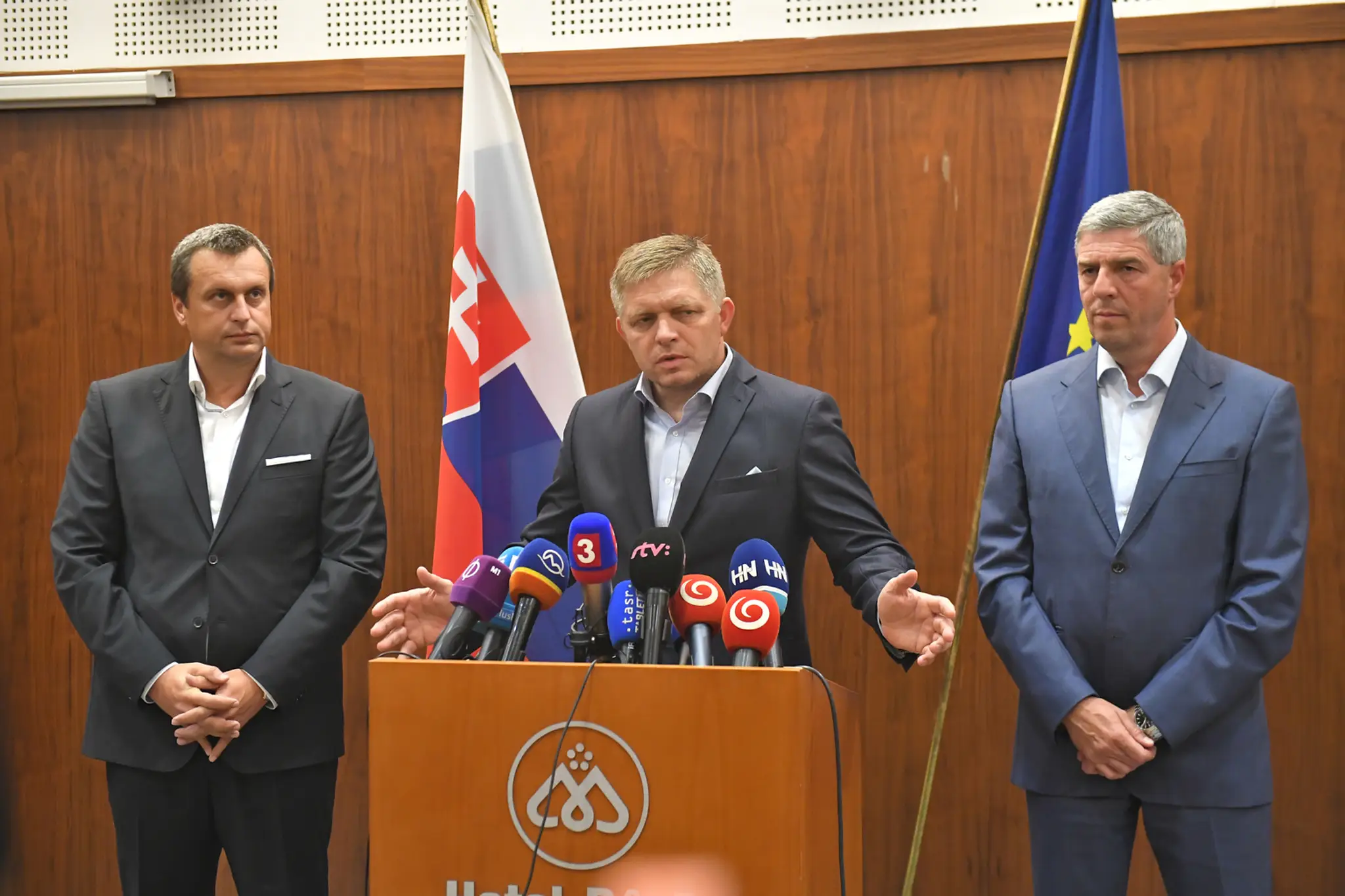 Na archívnej snímke Andrej Danko, Robert Fico a Béla Bugár