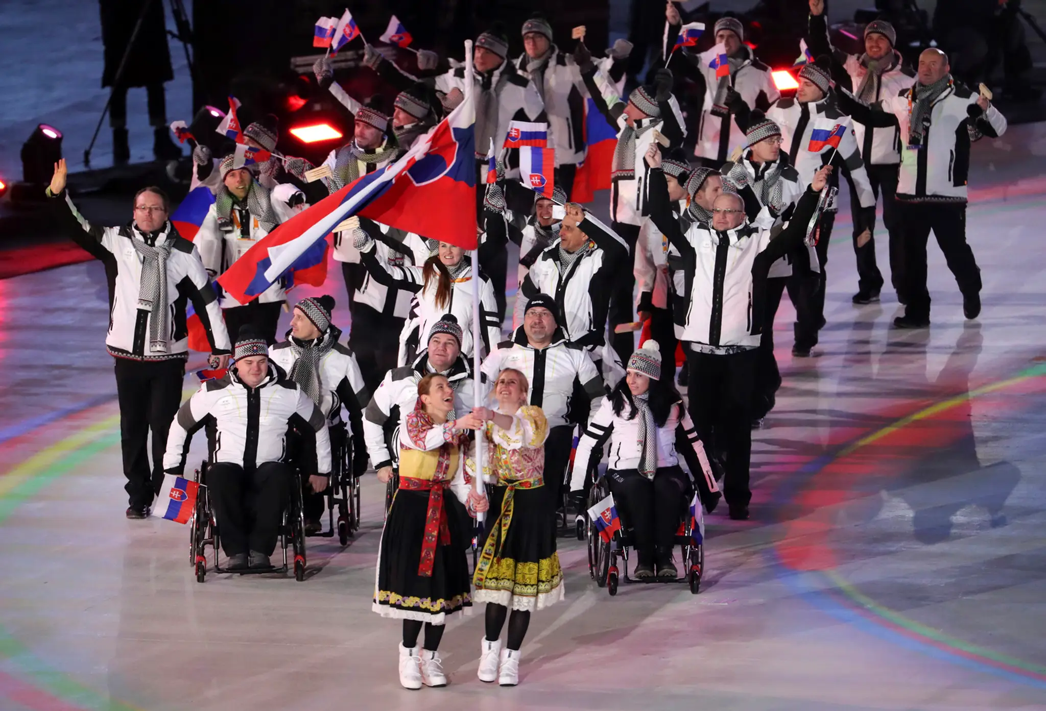 Henrieta Farkašová nesie slovenskú vlajku počas otváracieho ceremoniálu zimných paralympijských hier v Pjongčangu.