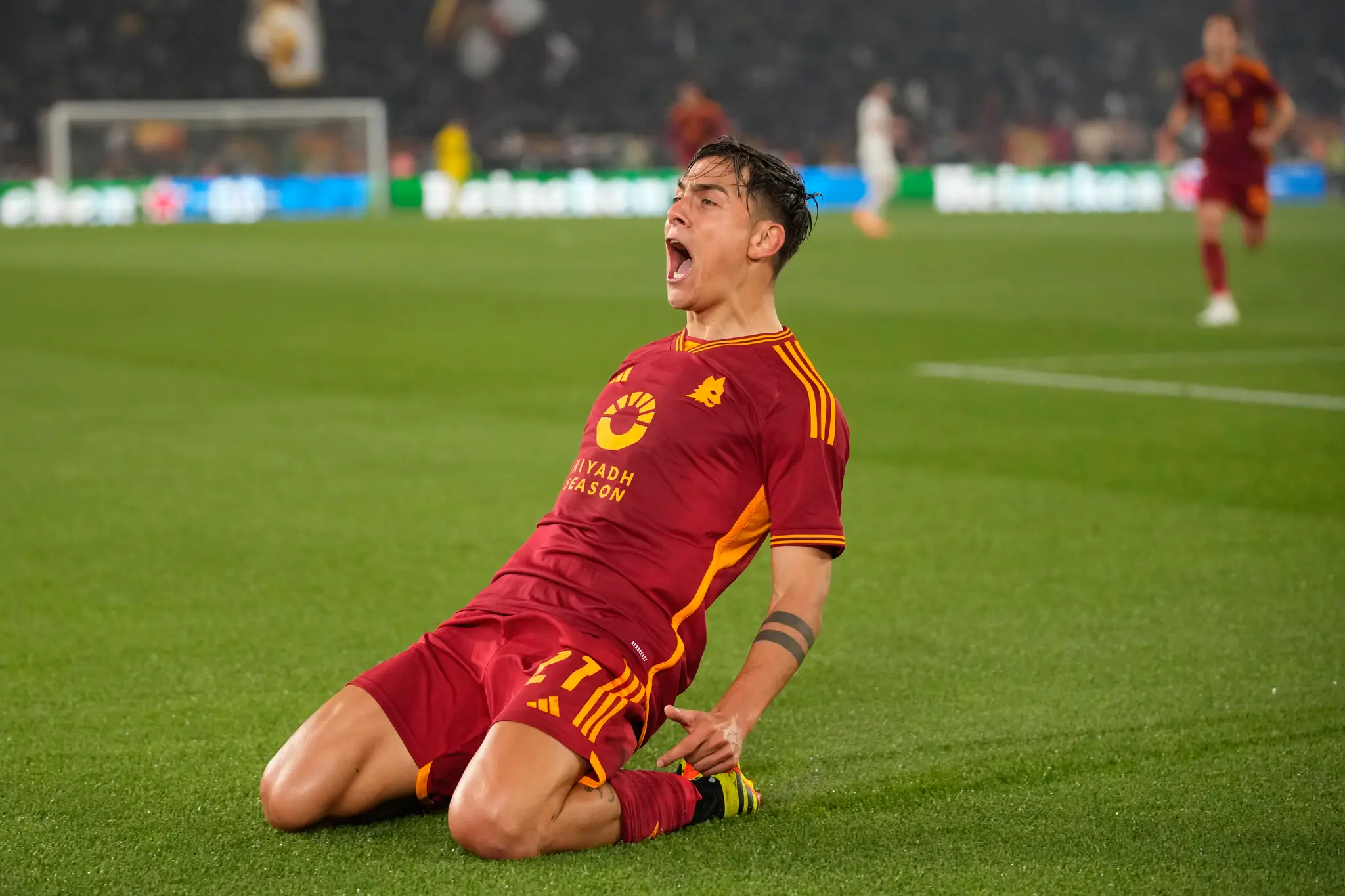 Futbalista AS Rím Paulo Dybala oslavuje gól.