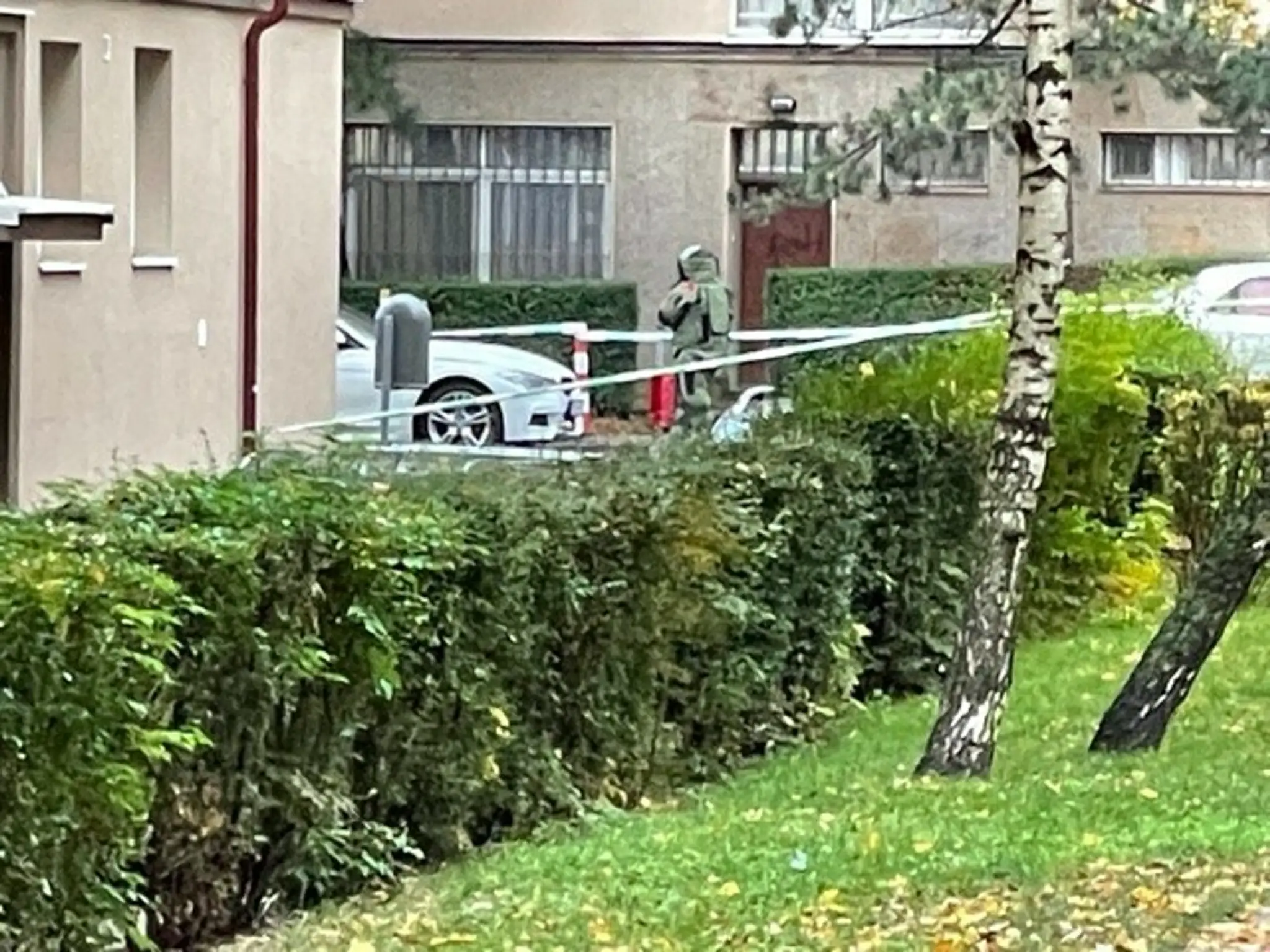 Pyrotechnik pristúpil k opustenému červenému cestovnému kufru.