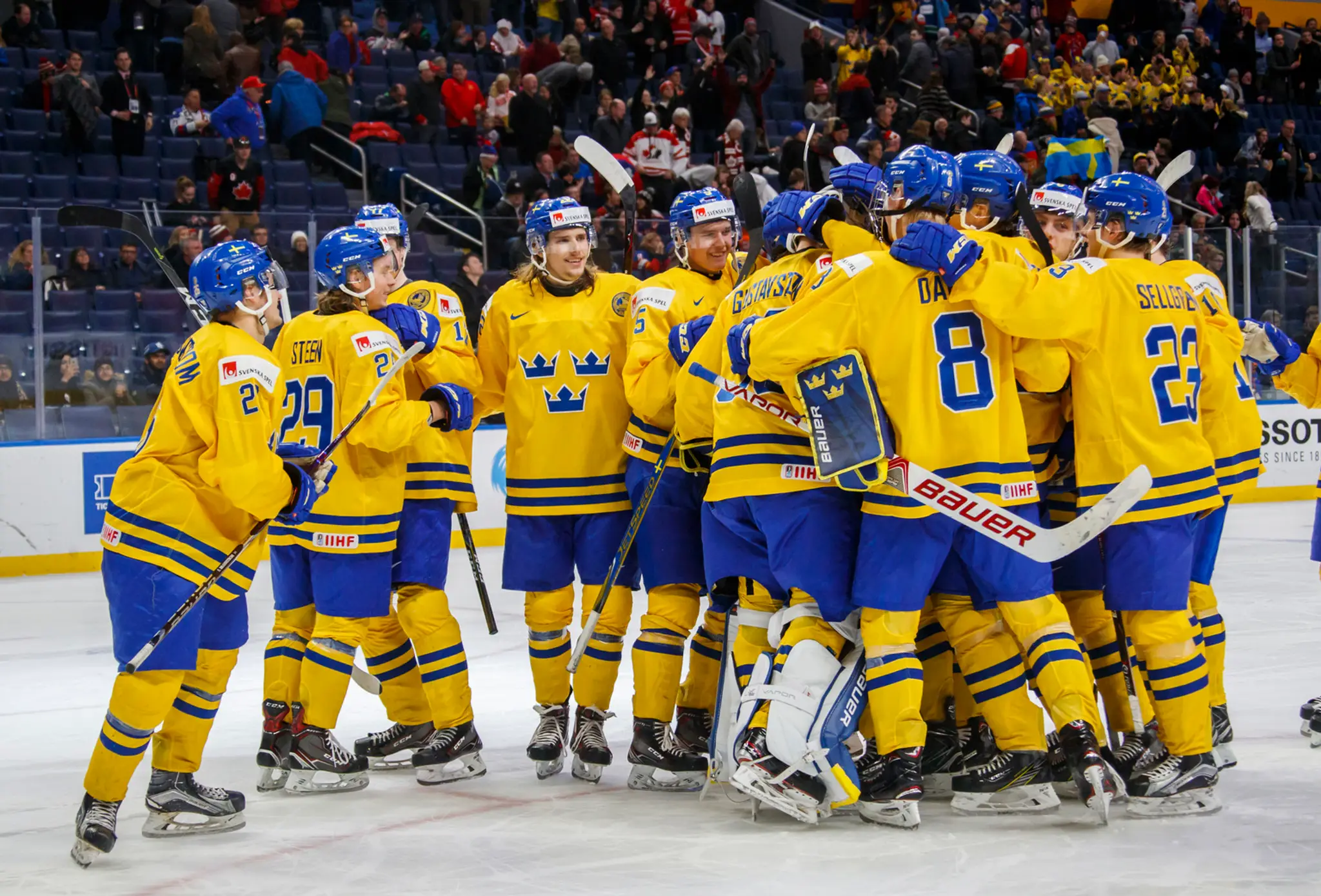 Radosť švédskych hokejistov po triumfe nad Ruskom na MS 20 2018.