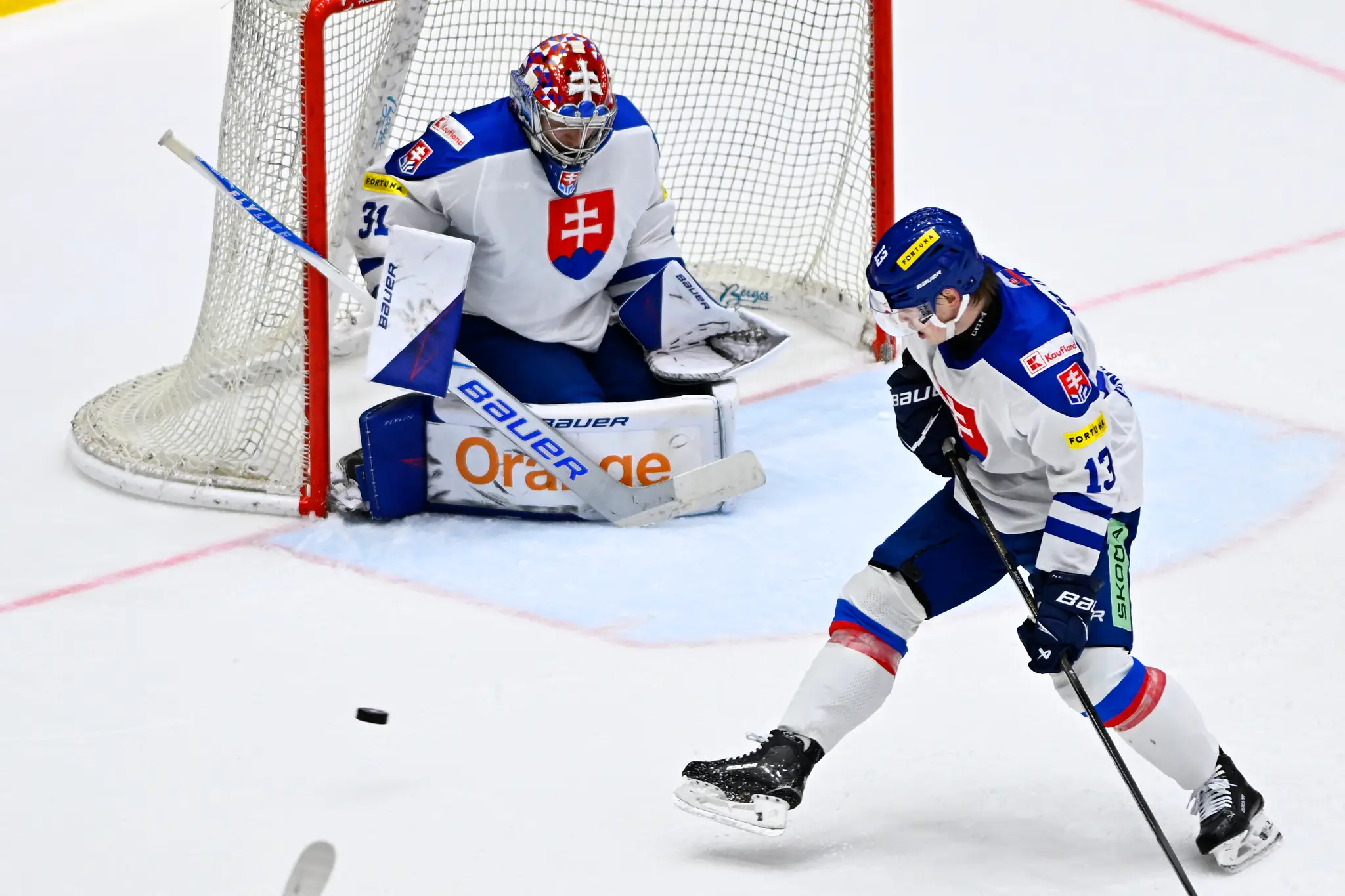 Na snímke vpravo František Gajdoš a brankár Samuel Hlavaj.
