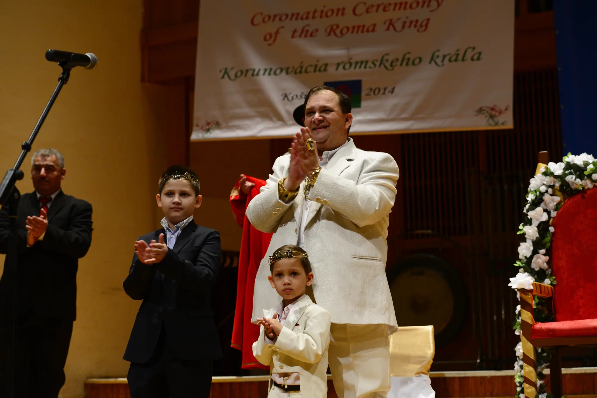 Rómsky kráľ Róbert Botoš pri korunovácii v roku 2014